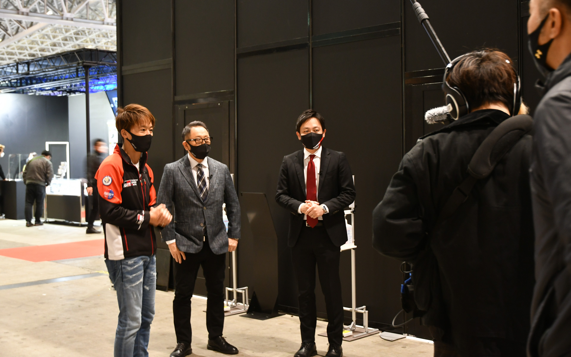 サプライズで登場し、一緒に収録に向かうことに。本来いない人の登場に、スタッフもとまどう