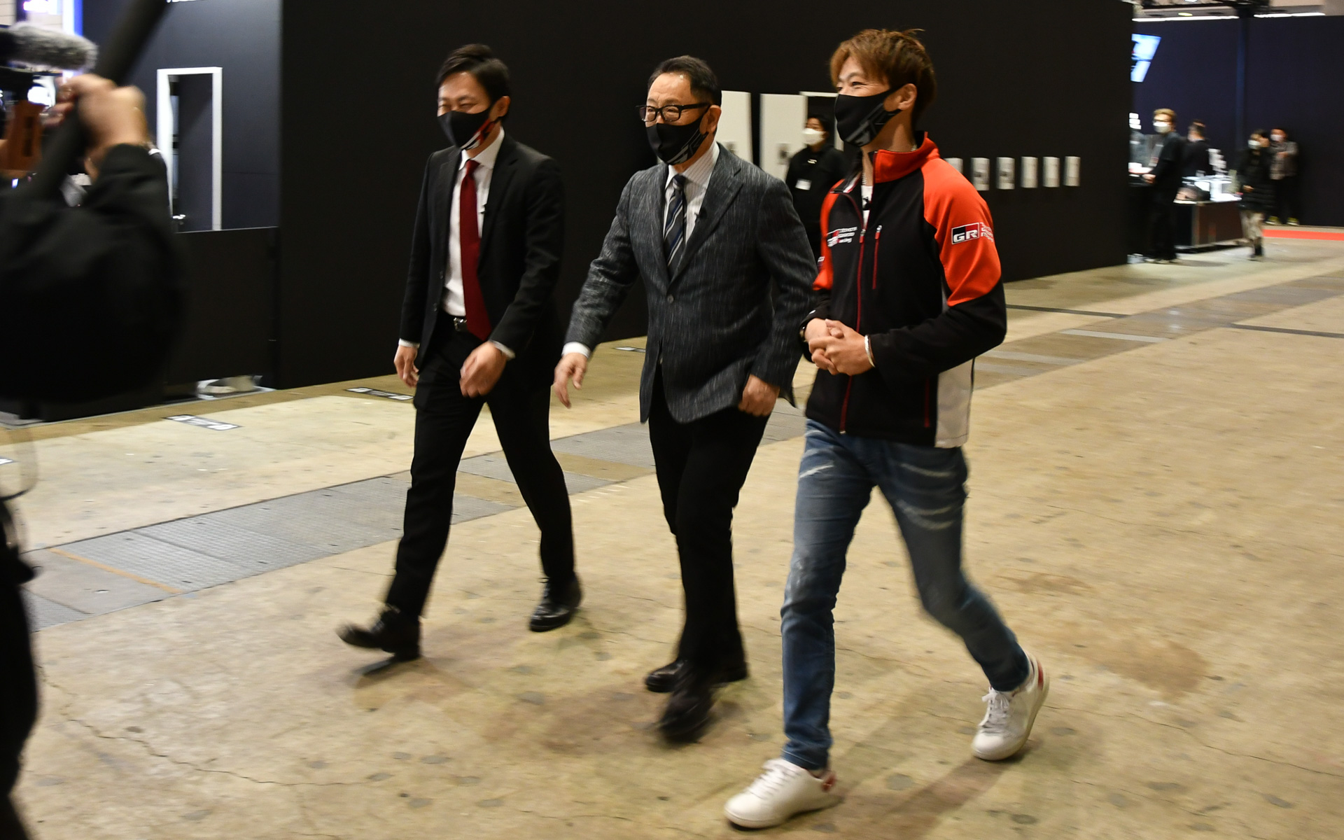 オンライン会見終了後、突然東京オートサロン会場に来場したトヨタ自動車株式会社 代表取締役社長 豊田章男氏（中央）。いきなりの来場だったようでスタッフもあたふた