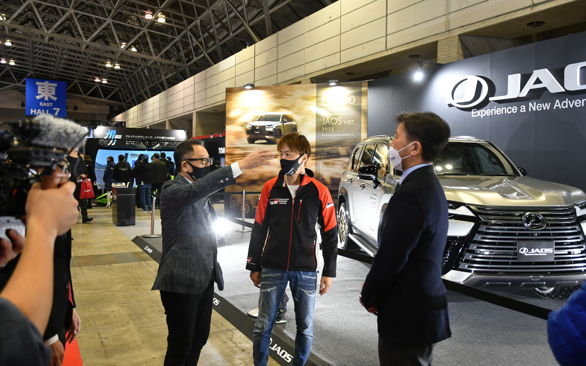 ジャオスブースで説明を受ける。レクサスも東京オートサロンにカスタムカーとして登場する時代に