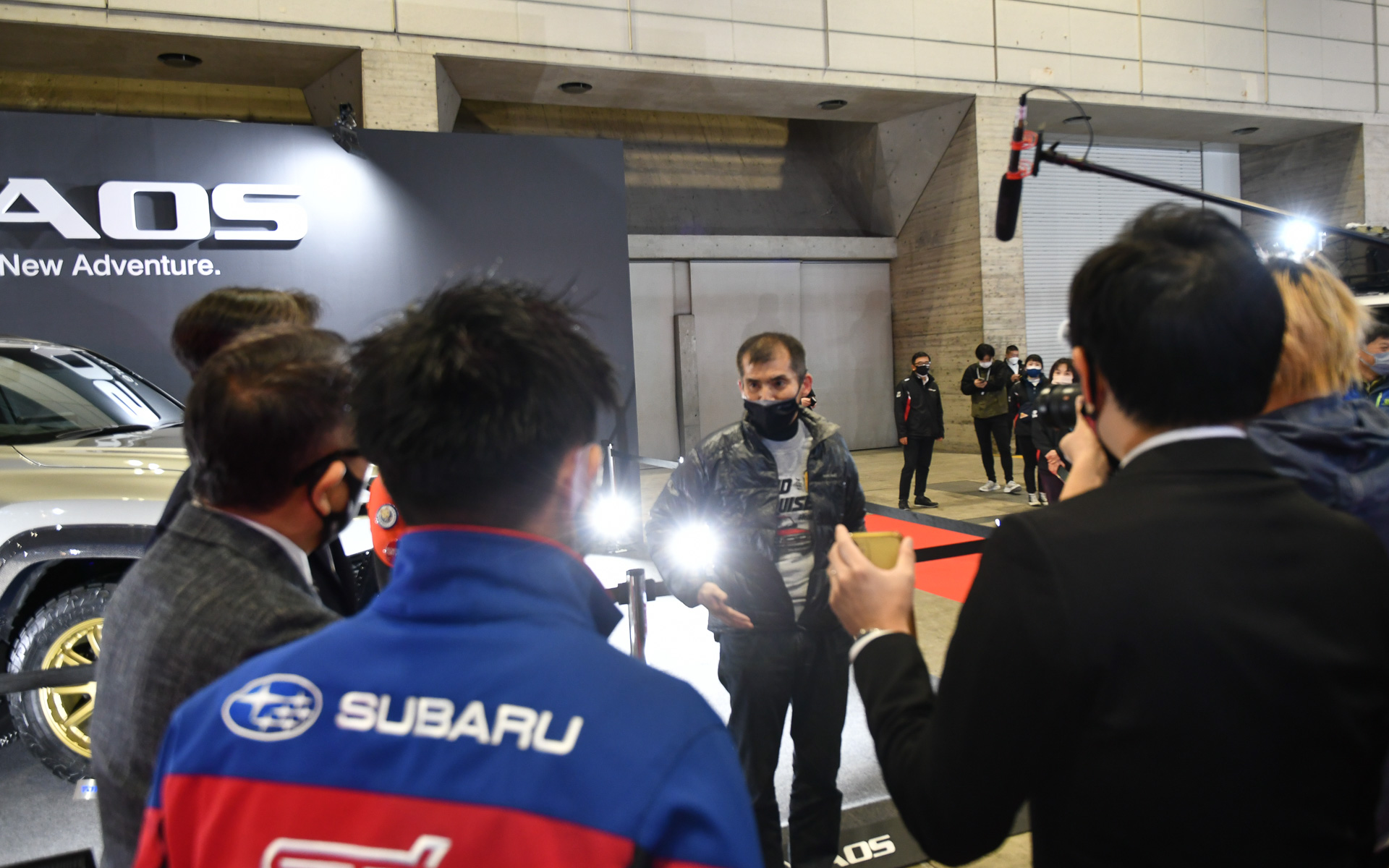 ミスターランクルである元ランクルの開発者の小鑓貞嘉氏もジャオスブースにいたので巻き込む。豊田章男氏は引きが強い