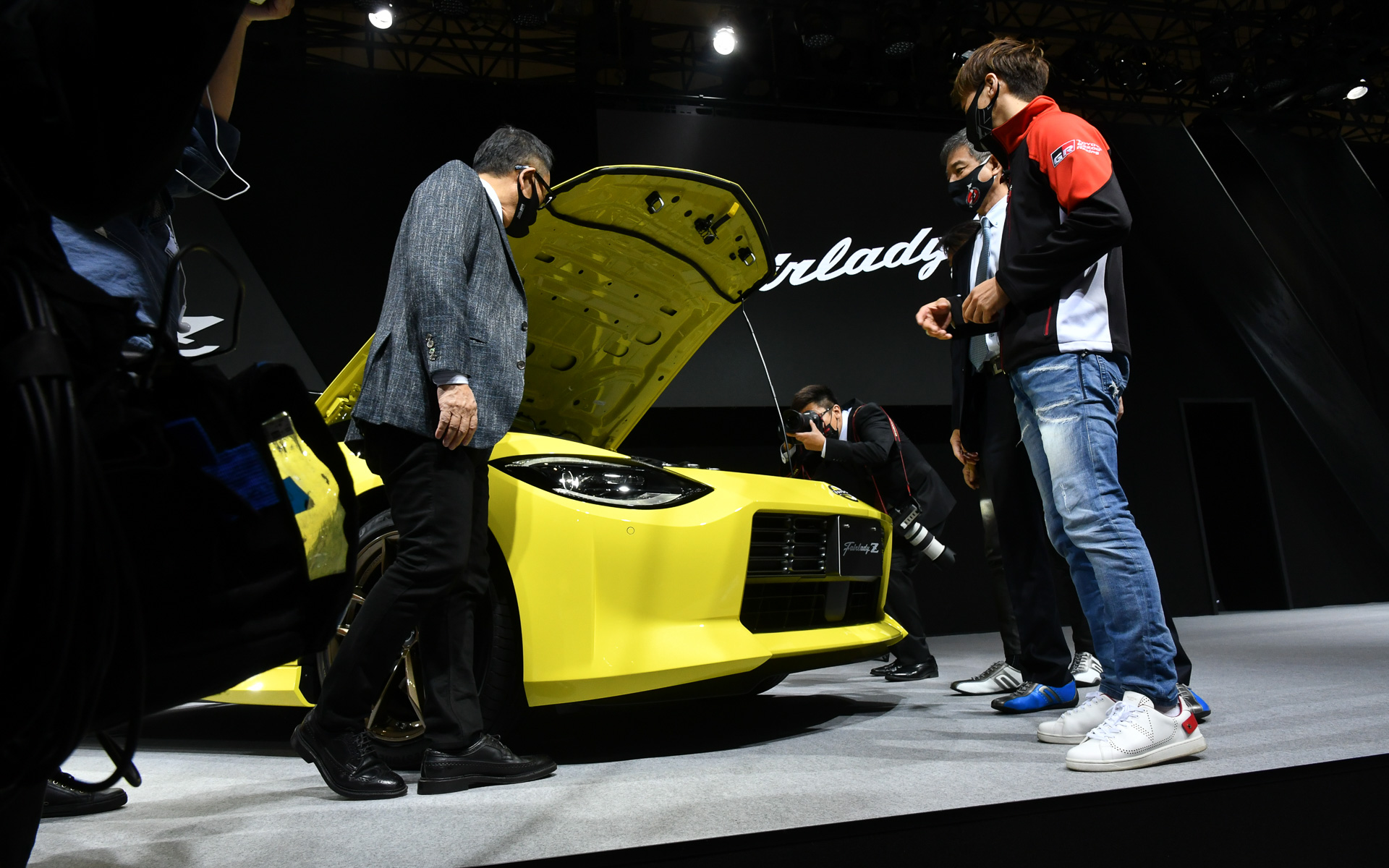 さらにクルマの前にまわり、ガソリンエンジンの説明を受ける。トヨタイムズのプロデューサーは巻きのサインを出していたようだが、クルマ談義は止まらない