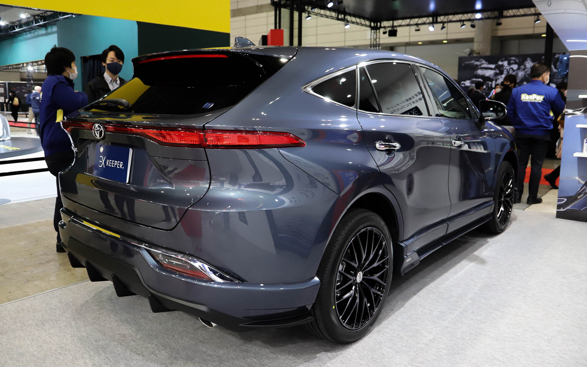 ブースに展示されている「EXキーパー」を施工したトヨタ自動車の新型「ハリアー」