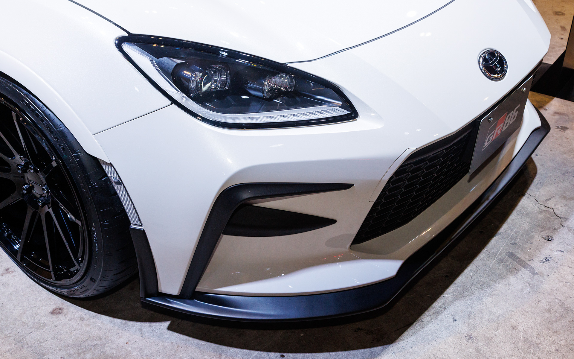 フロントディフューザー＆ガーニッシュとフロントカナードフィン