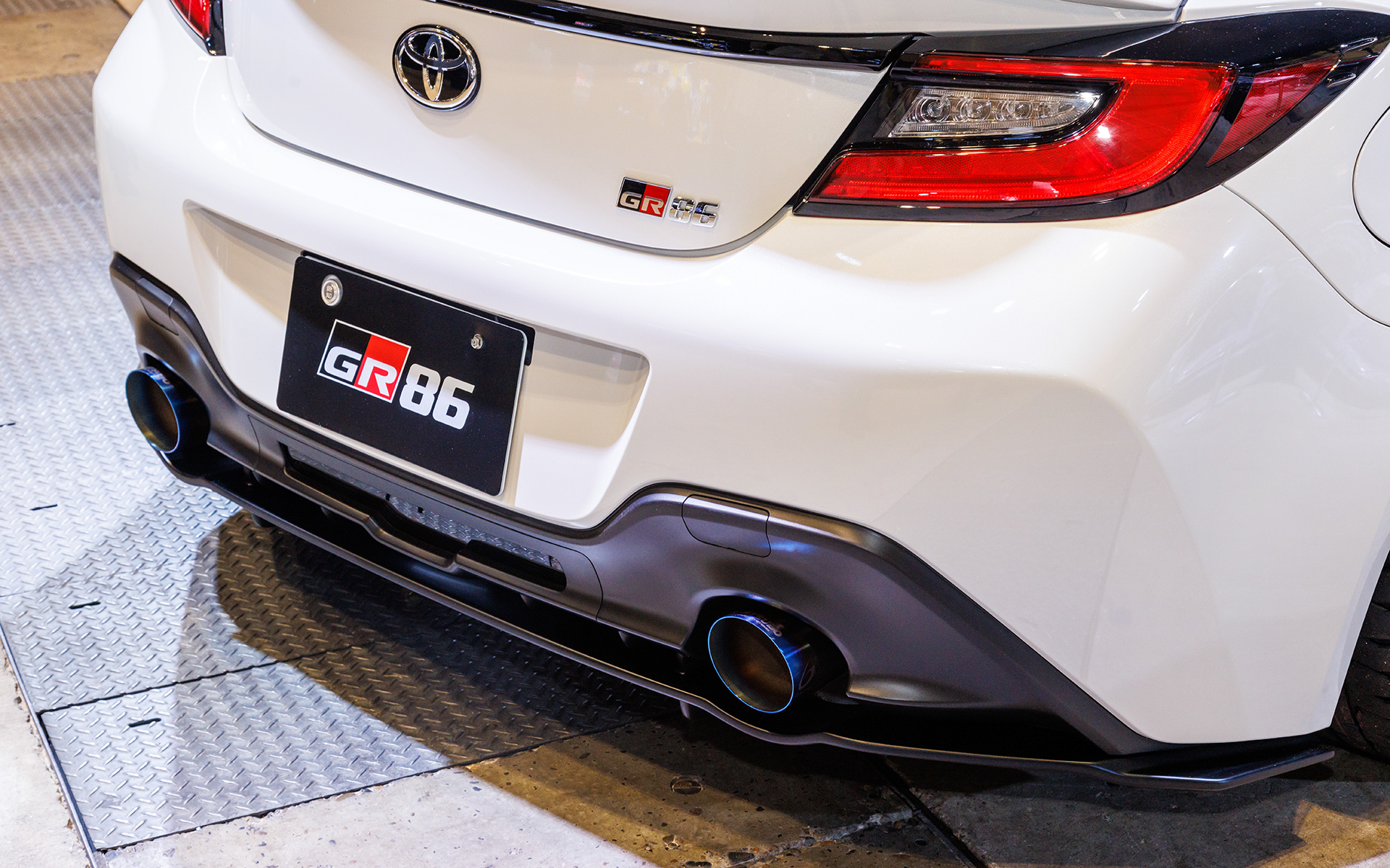 リアディフューザーとエキゾーストシステム