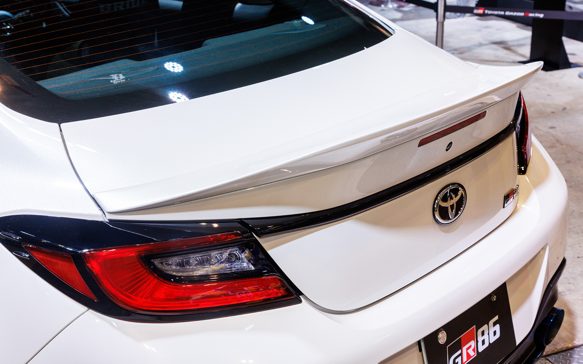 トランクスポイラー