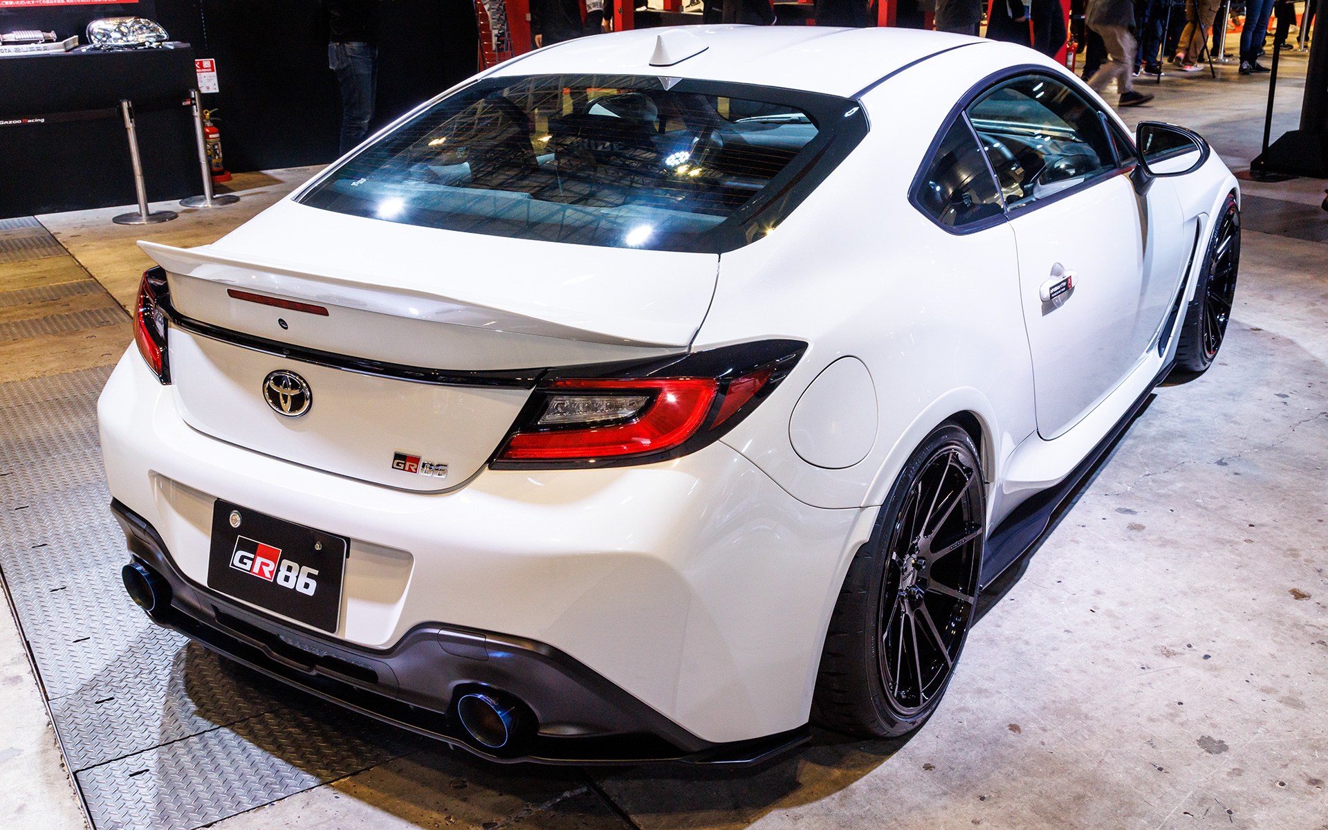 スッキリとまとめつつもノーマルモデルとは明らかに異なる後ろ姿を演出