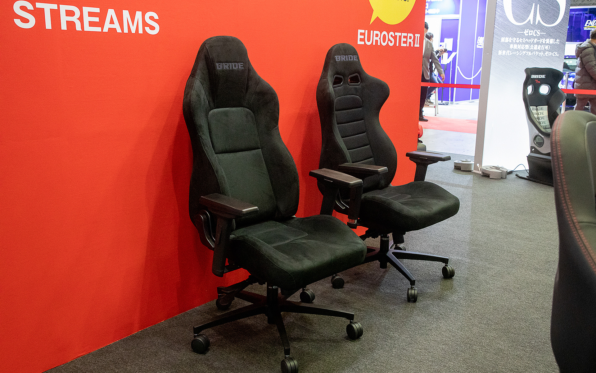 座り心地のよさから家庭用シートとして使われることが増えてきた。そのための足やキャスターも販売する