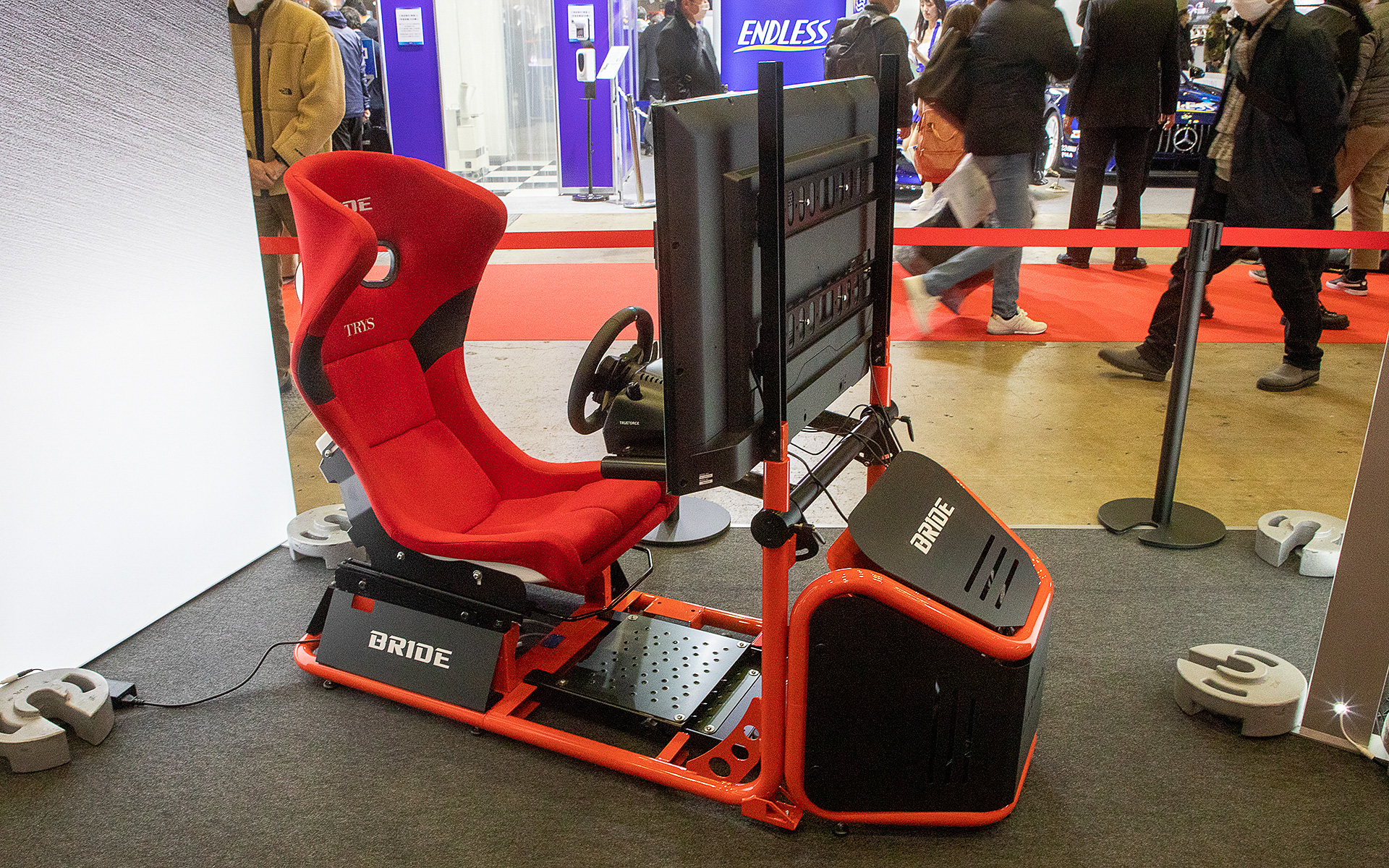 レーシングシミュレータ用シートの「TRYS（トライズ）」。シェルはFRP製でカラーはレッド。2022年4月1日より受注開始予定。予定価格は18万7000円