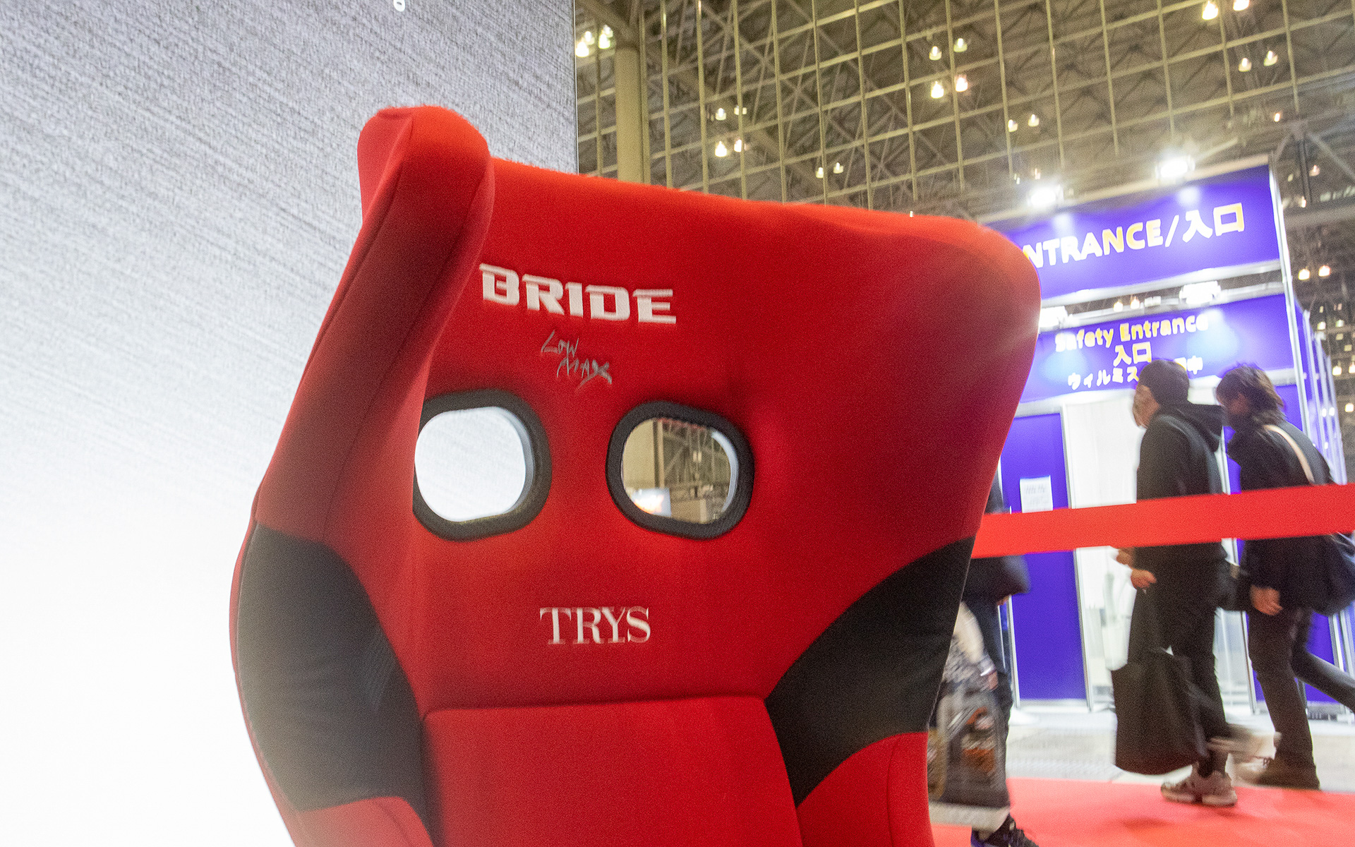 ｅスポーツ専用フルバケットシート「トライズ」が登場。頭を包み込む形状は頭部保護のための作りだが、この包まれ感は集中するのにも適しているという