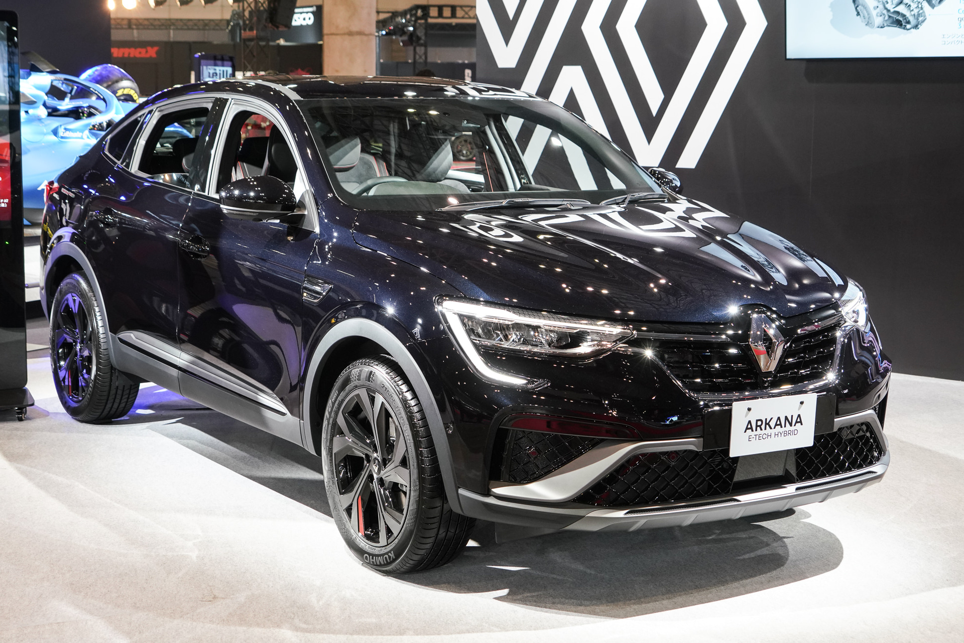 ルノーブースに展示された「E-TECH HYBRID」を搭載した「アルカナ」