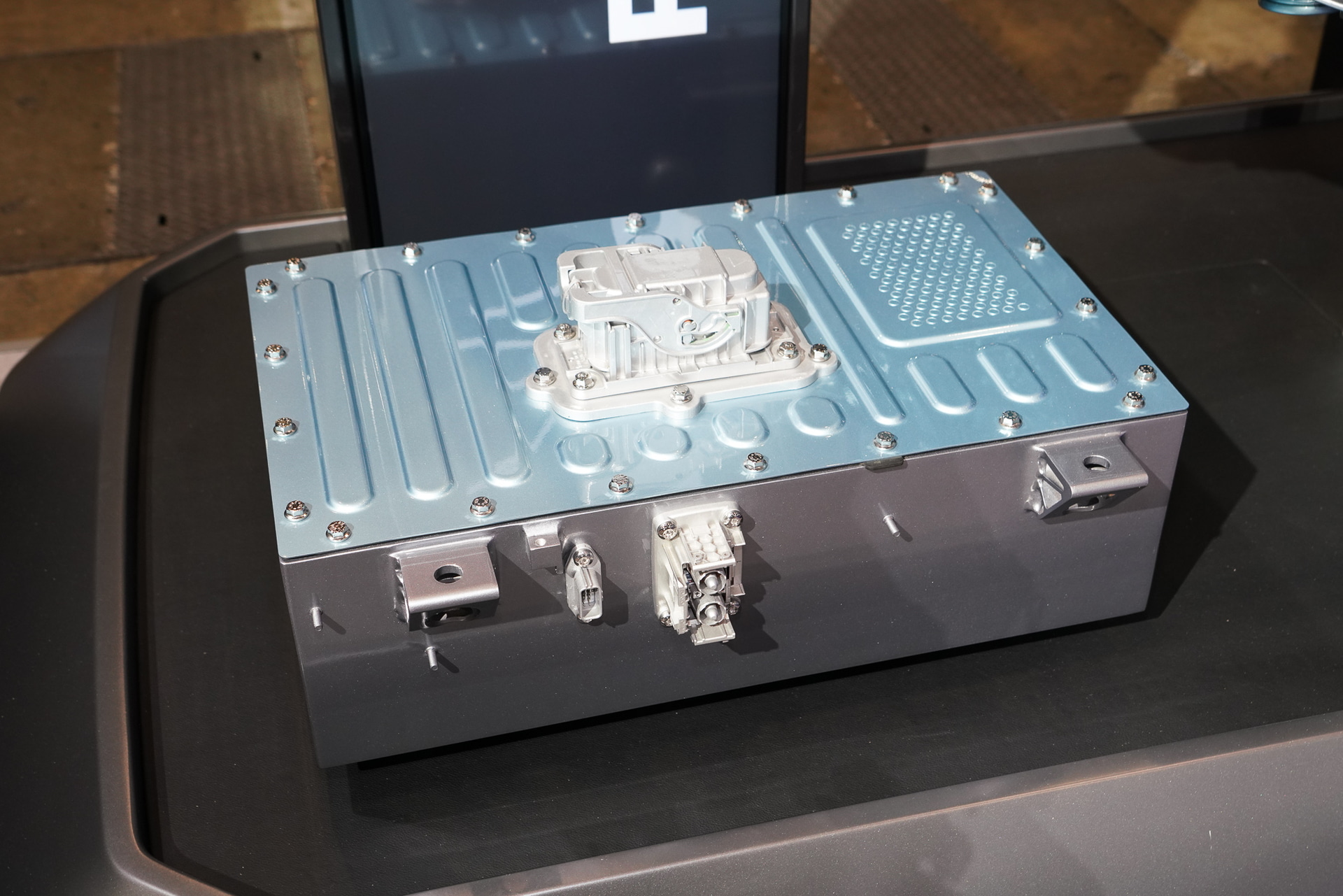 リチウムイオンバッテリも実物のサイズ感が分かる