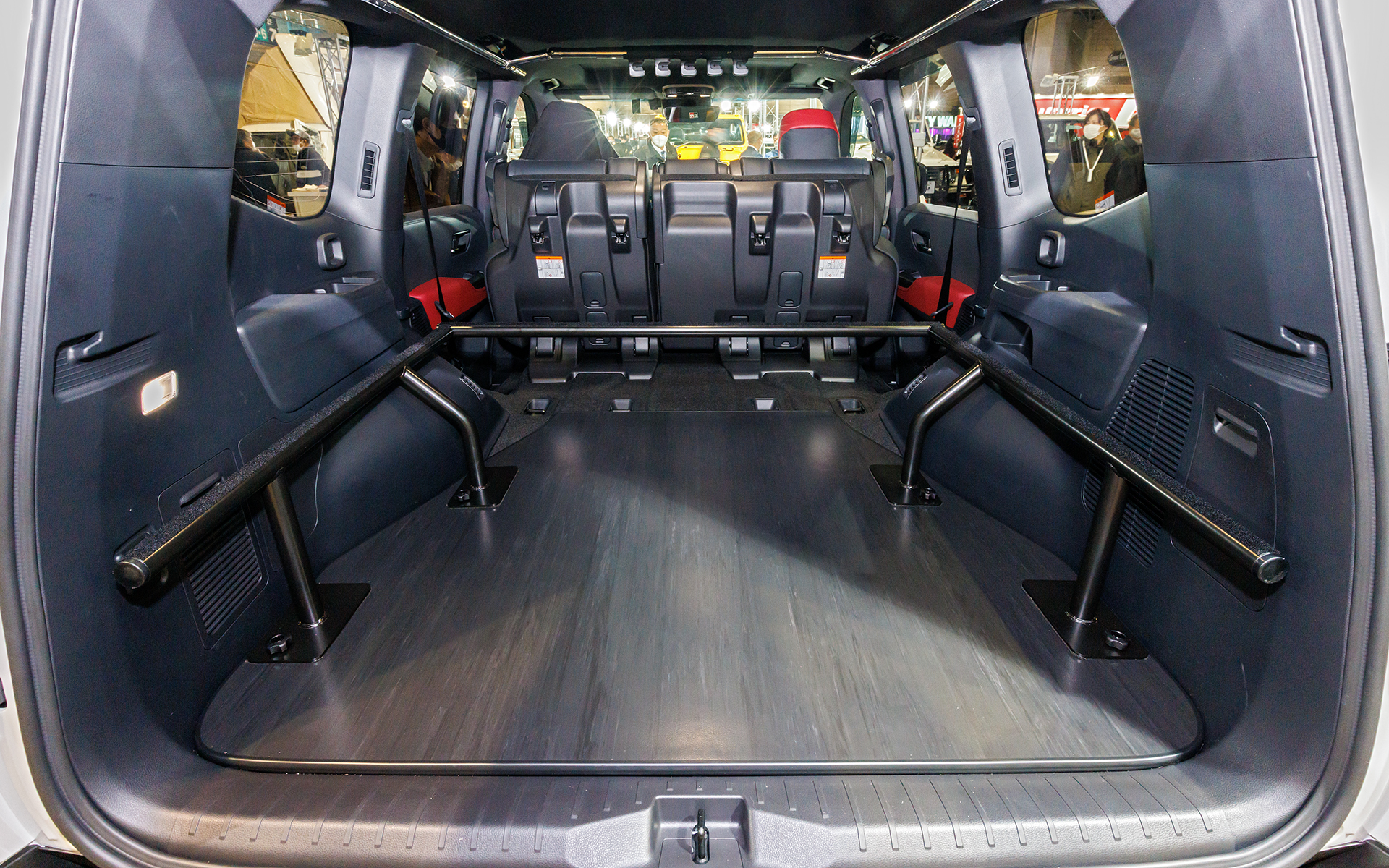 専用のフロアパネルにガッチリとしたベッドフレームを装着。取り付けは純正フック穴を利用するのでボディ加工が不要なのが嬉しい