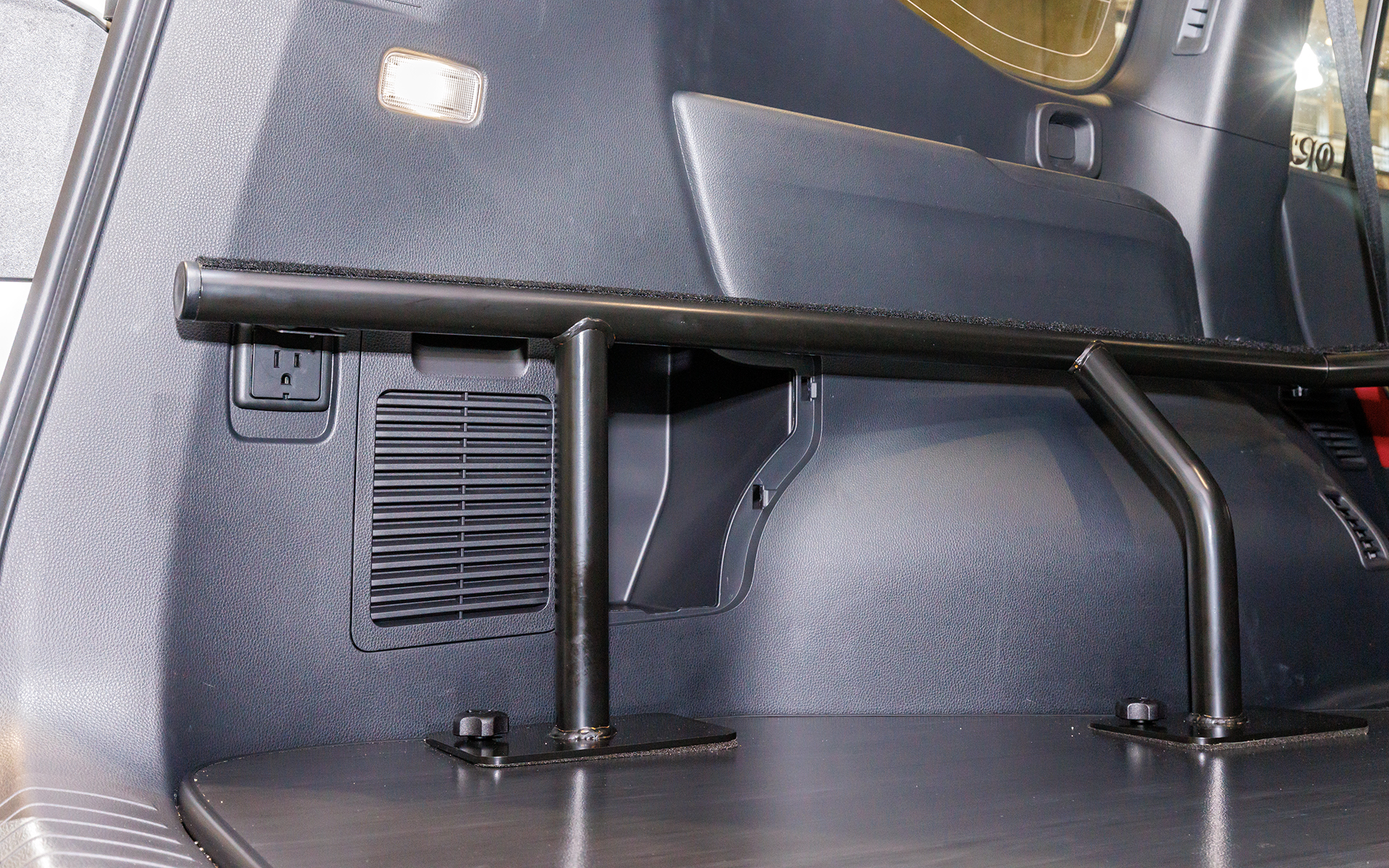 ベッドフレーム装着時でも壁面の収納やコンセントが利用可能