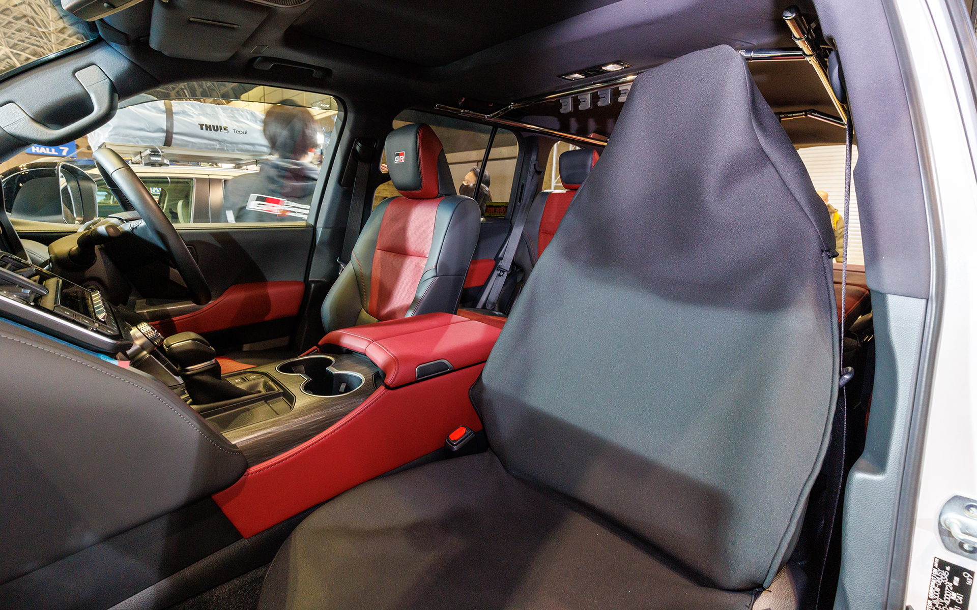 ランクル300用に専用設計されたESネオプレーンシートカバー。水や汚れからシートを守ってくれる