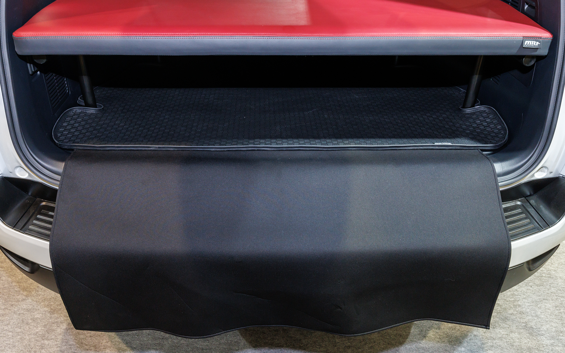 濡れた荷物を気にせず積み込めるESカーゴマットEDGEとバンパーを傷から守ってくれるバンパーガード