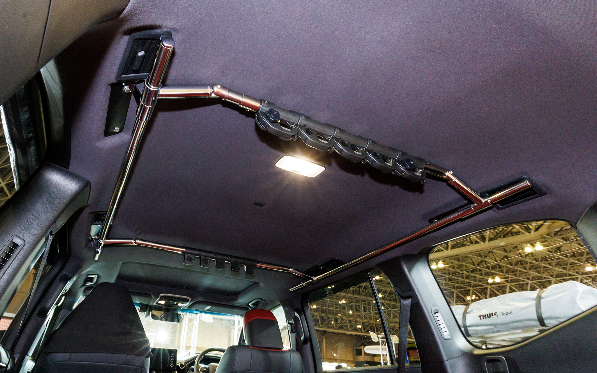 ESサイドマルチパイプラックとESロッドアタッチメント＆ESセンターパイプラック。ルーフ下を有効活用することが可能