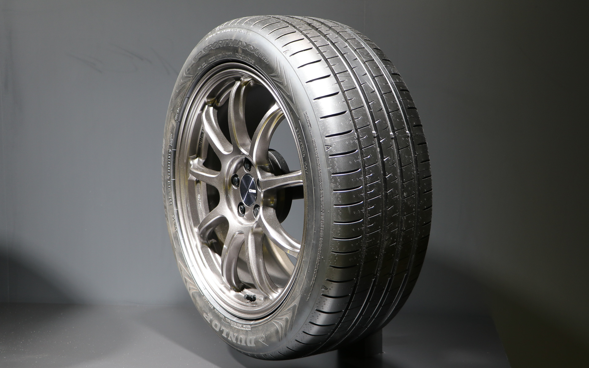 フラグシップタイヤ「SP SPORT MAXX 060＋」が東京オートサロン2022の会場で初展示された