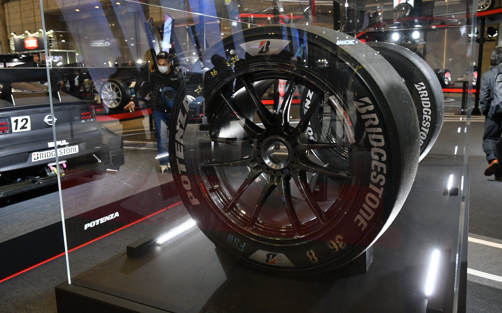 大事に展示されているポテンザレーシングタイヤ。36と印字されているのが分かる。何も語らないこのタイヤからのメッセージを受け取ってみよう。もちろん近くに説明スタッフはいるので、あれこれ聞いてみていただきたい