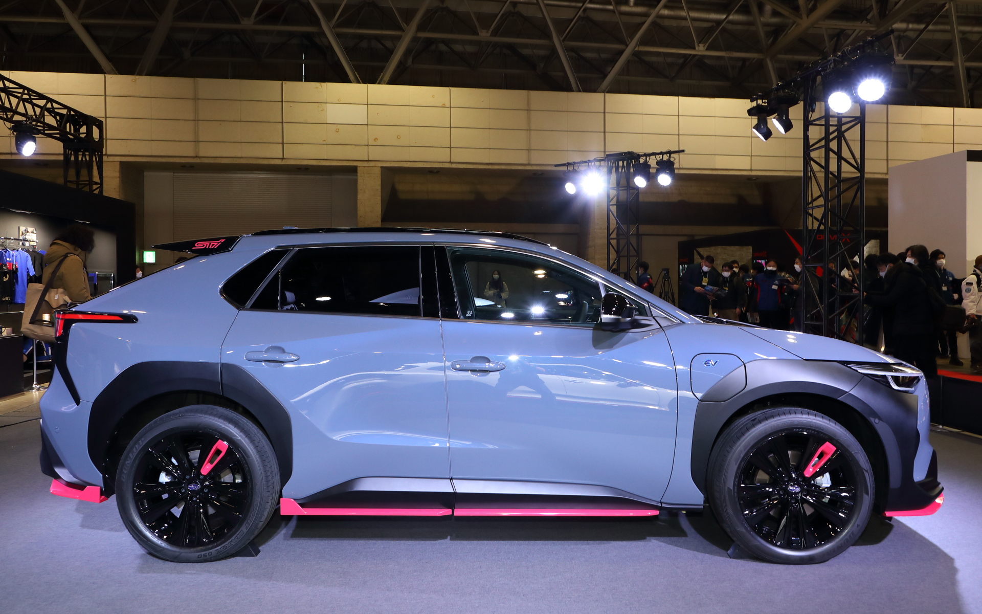 ホイルにもチェリーレッドのアクセントが入る