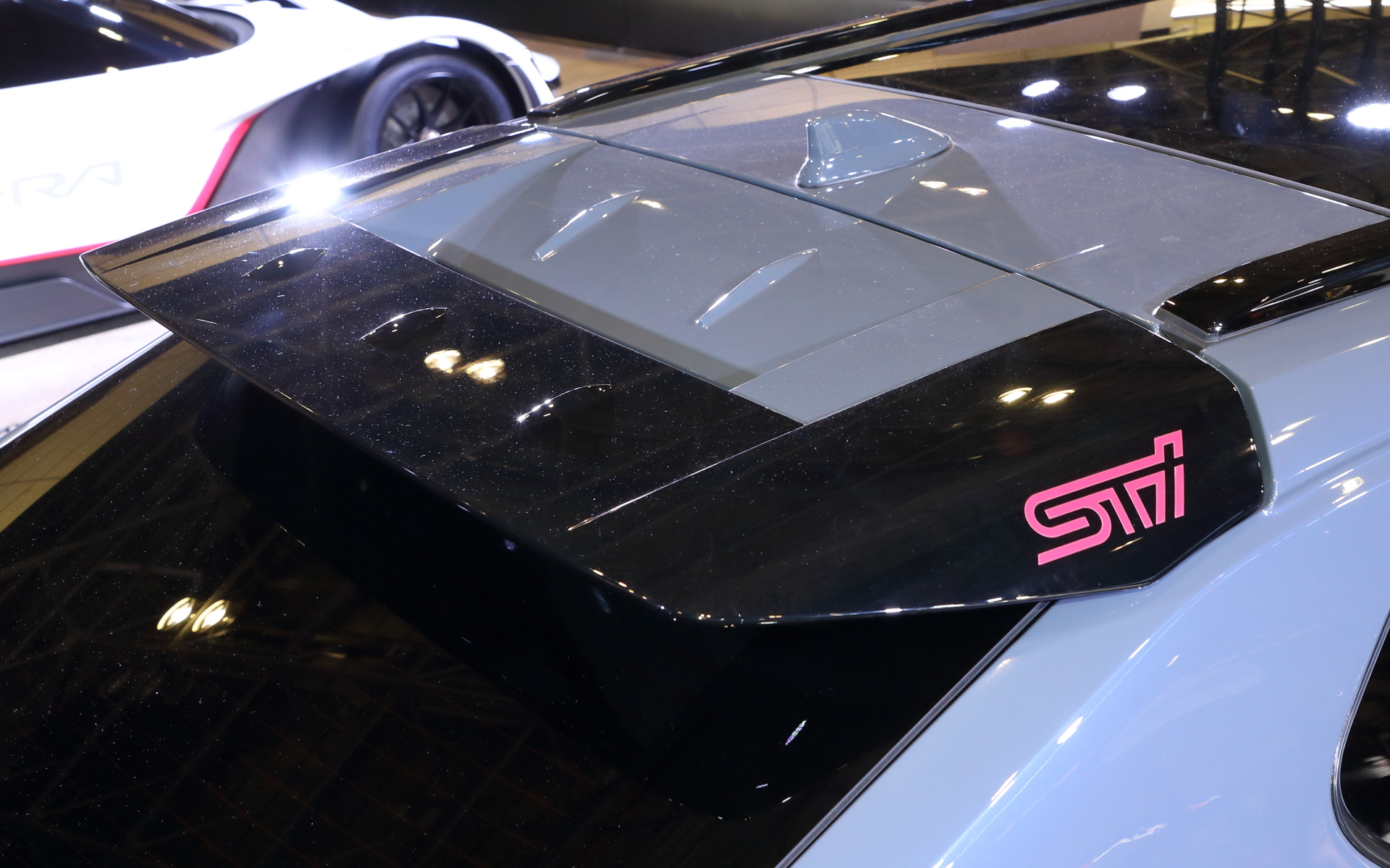 STIのロゴが入った大型リアスポイラー