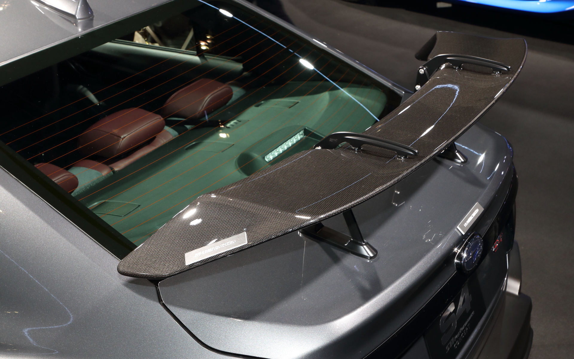 特別装備のSTIドライカーボンリアスポイラー　※参考出品