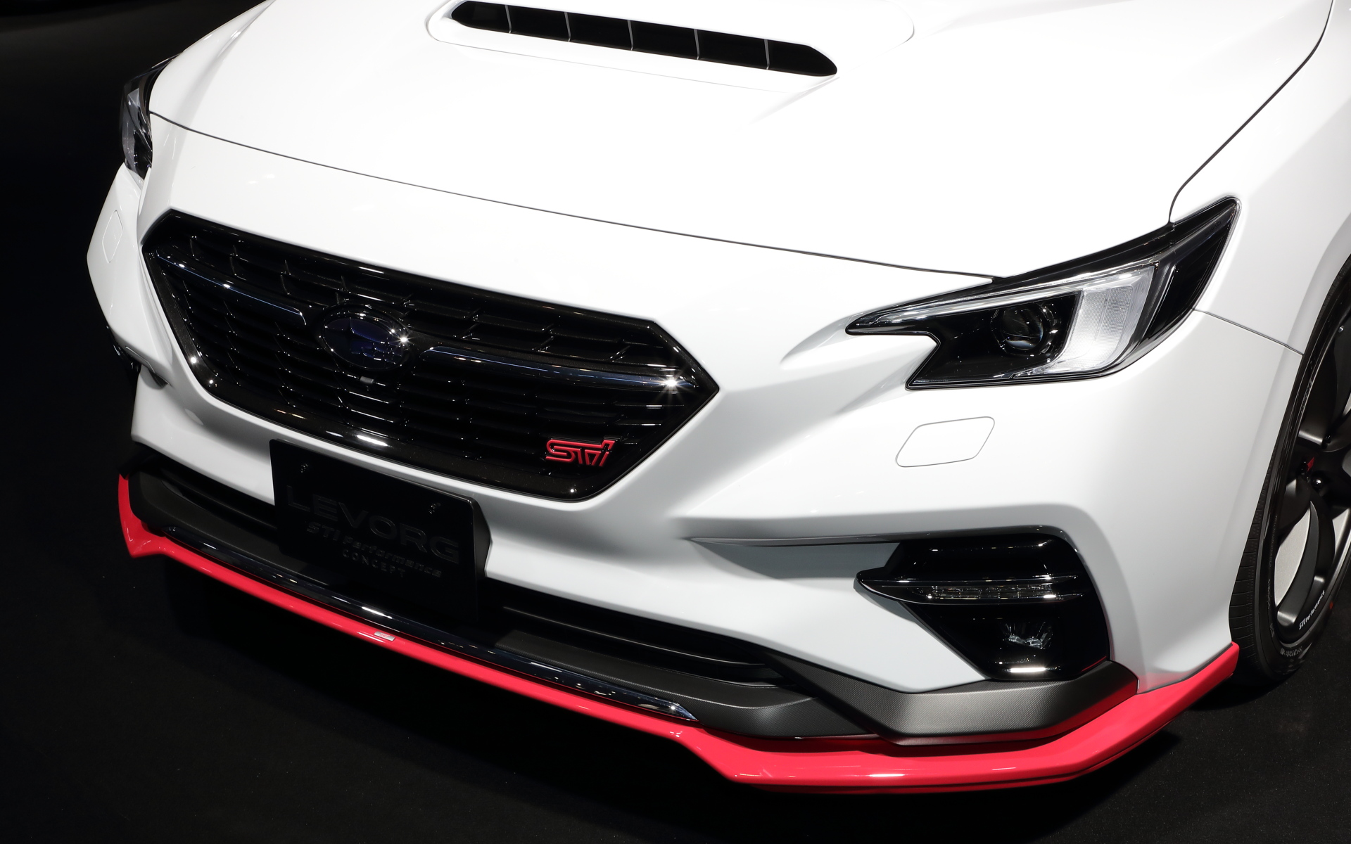 チェリーレッドのアンダースポイラーは前後ともに参考出品