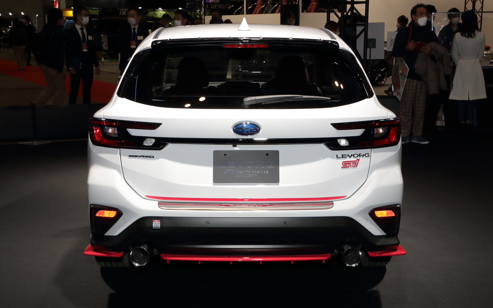 チェリーレッドのアンダースポイラーは前後ともに参考出品