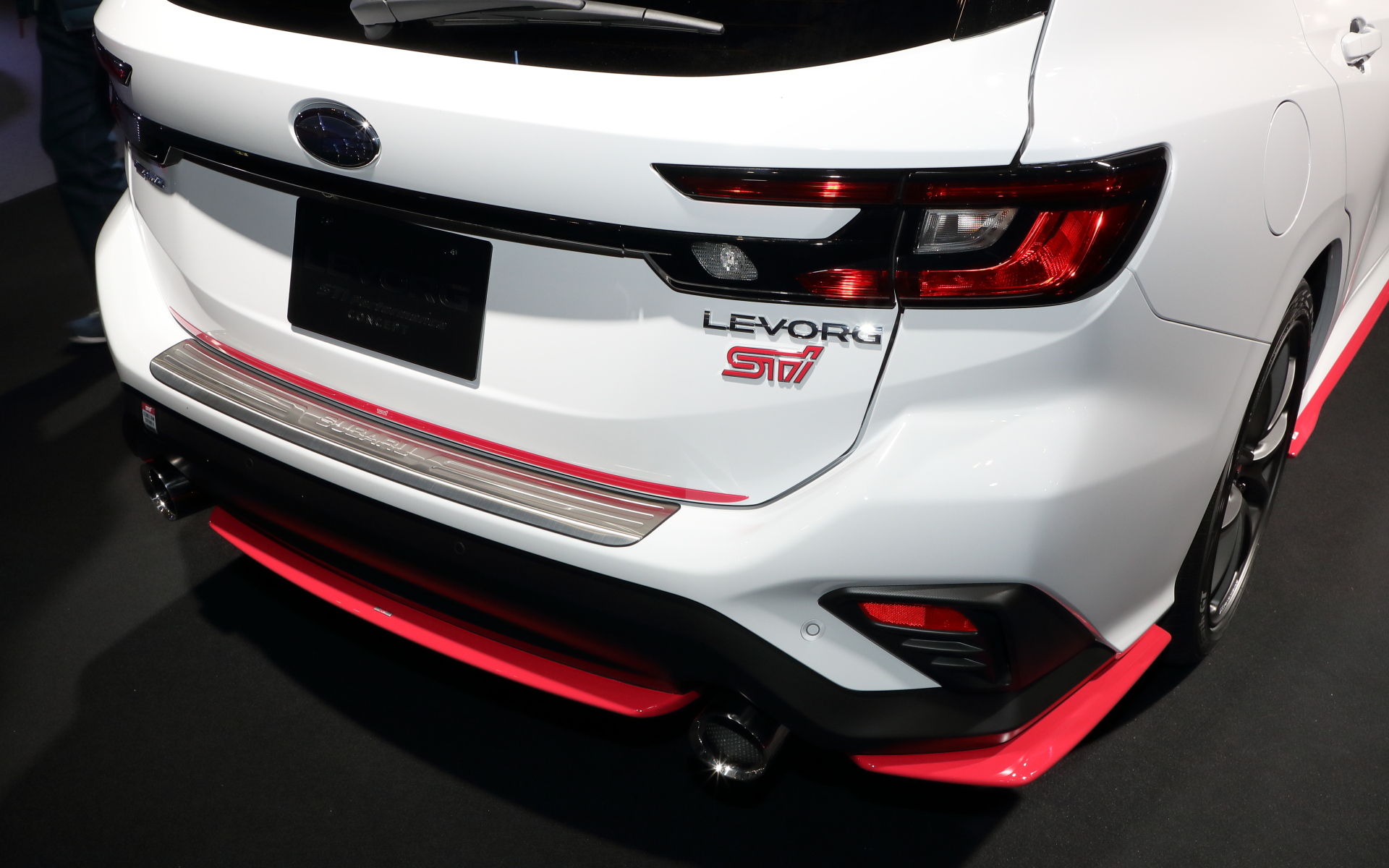 チェリーレッドのアンダースポイラーは前後ともに参考出品