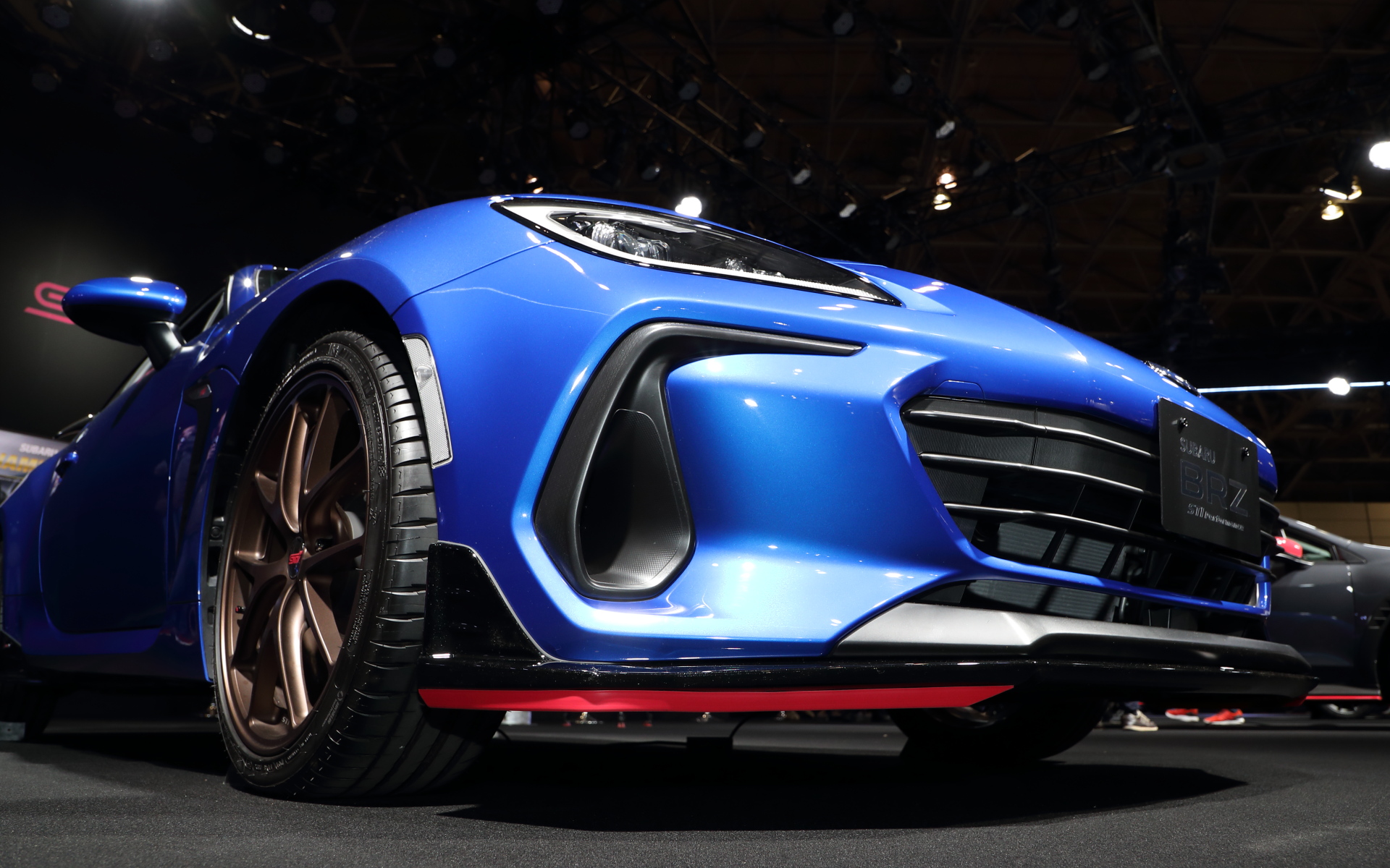 STIフロントアンダースポイラー、STIスカートリップ（チェリーレッド）、前後STIドリルドディスク＋STIアルミホイールBBS18インチ（マッドブロンズ）、STIドライカーボンリヤスポイラーなどSTIパーツを多数装着していた。もちろん見えない部分でもSTIフレキシブルドロースティフナーなどSTIパーツをフル装備