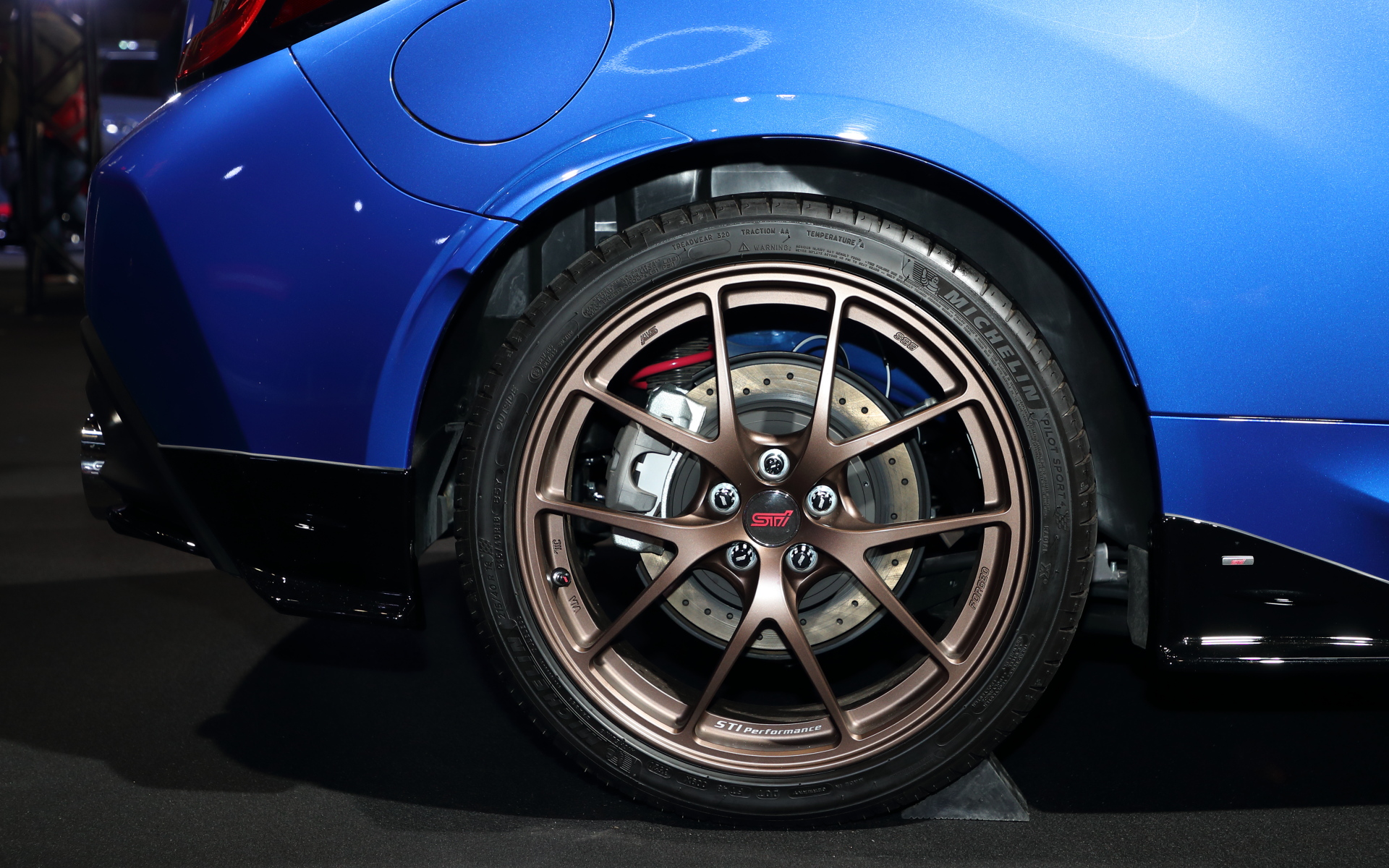 STIフロントアンダースポイラー、STIスカートリップ（チェリーレッド）、前後STIドリルドディスク＋STIアルミホイールBBS18インチ（マッドブロンズ）、STIドライカーボンリヤスポイラーなどSTIパーツを多数装着していた。もちろん見えない部分でもSTIフレキシブルドロースティフナーなどSTIパーツをフル装備