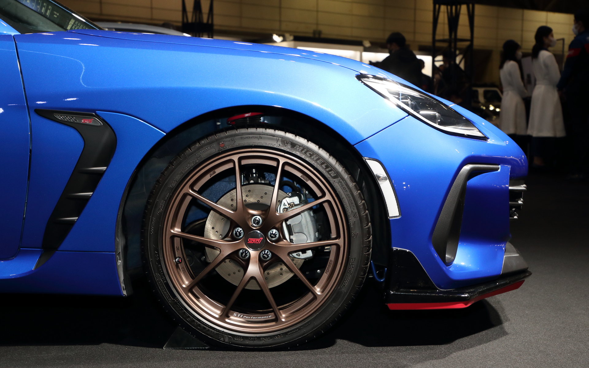 STIフロントアンダースポイラー、STIスカートリップ（チェリーレッド）、前後STIドリルドディスク＋STIアルミホイールBBS18インチ（マッドブロンズ）、STIドライカーボンリヤスポイラーなどSTIパーツを多数装着していた。もちろん見えない部分でもSTIフレキシブルドロースティフナーなどSTIパーツをフル装備