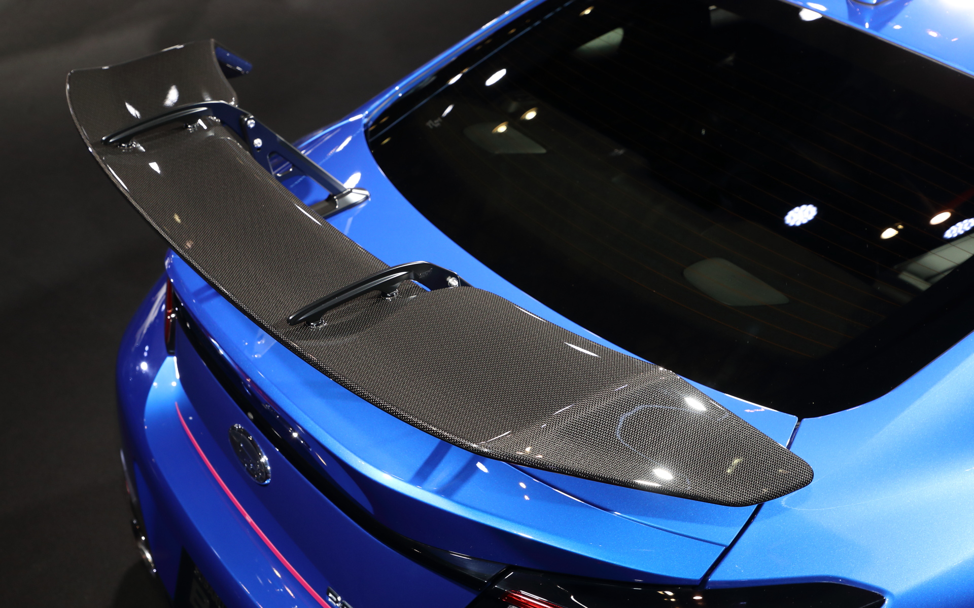 STIフロントアンダースポイラー、STIスカートリップ（チェリーレッド）、前後STIドリルドディスク＋STIアルミホイールBBS18インチ（マッドブロンズ）、STIドライカーボンリヤスポイラーなどSTIパーツを多数装着していた。もちろん見えない部分でもSTIフレキシブルドロースティフナーなどSTIパーツをフル装備