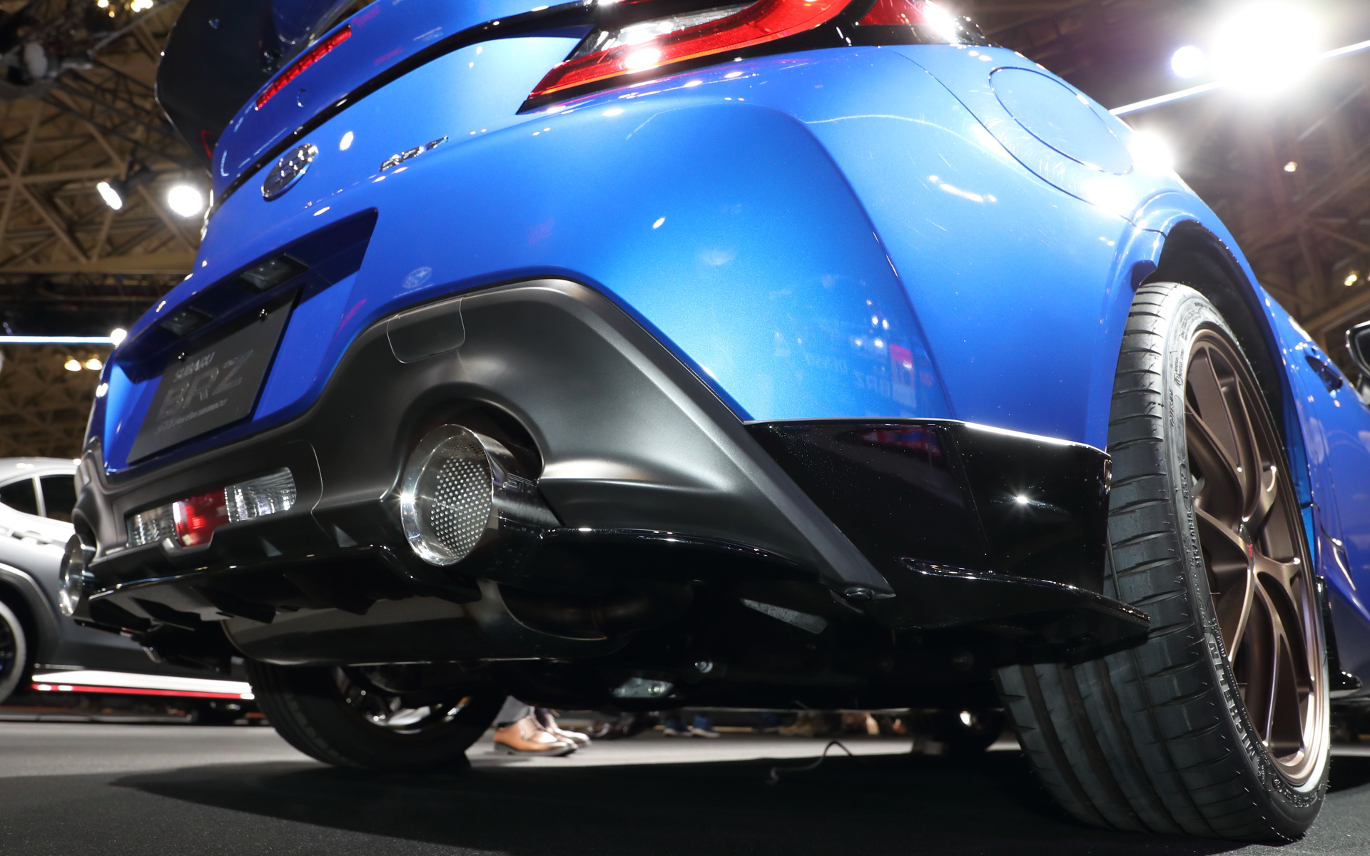 STIフロントアンダースポイラー、STIスカートリップ（チェリーレッド）、前後STIドリルドディスク＋STIアルミホイールBBS18インチ（マッドブロンズ）、STIドライカーボンリヤスポイラーなどSTIパーツを多数装着していた。もちろん見えない部分でもSTIフレキシブルドロースティフナーなどSTIパーツをフル装備