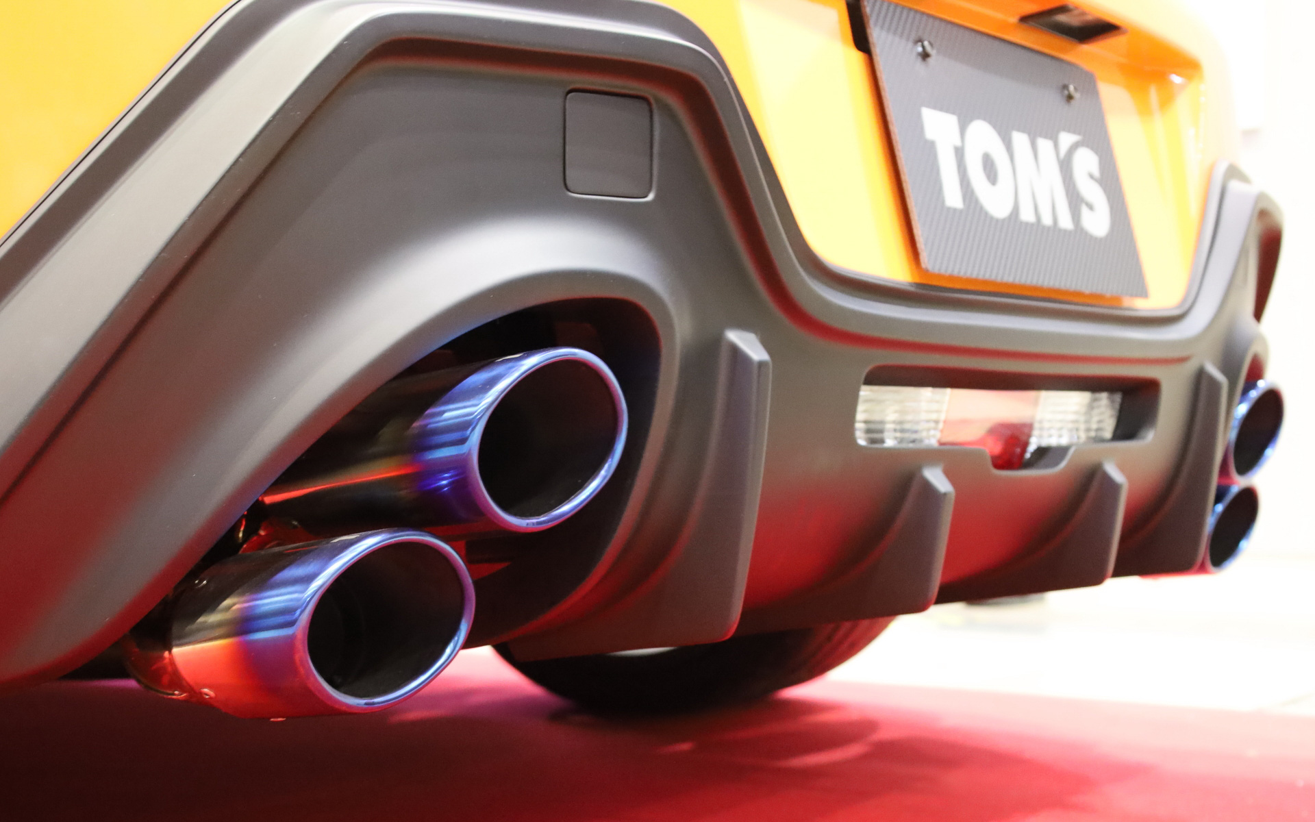 トムスのコンプリートカーを象徴する4本出しのエキゾーストシステム。テールピースはスポーティな焼き色が入る