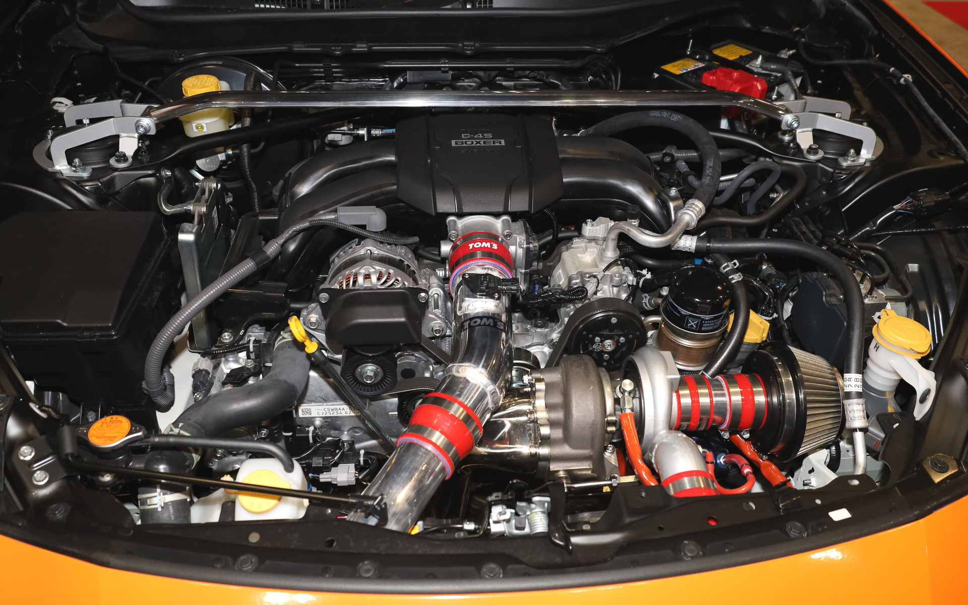 エンジンはターボ化され専用の制御を施す。最高出力は300PSで、最大トルクは350Nm