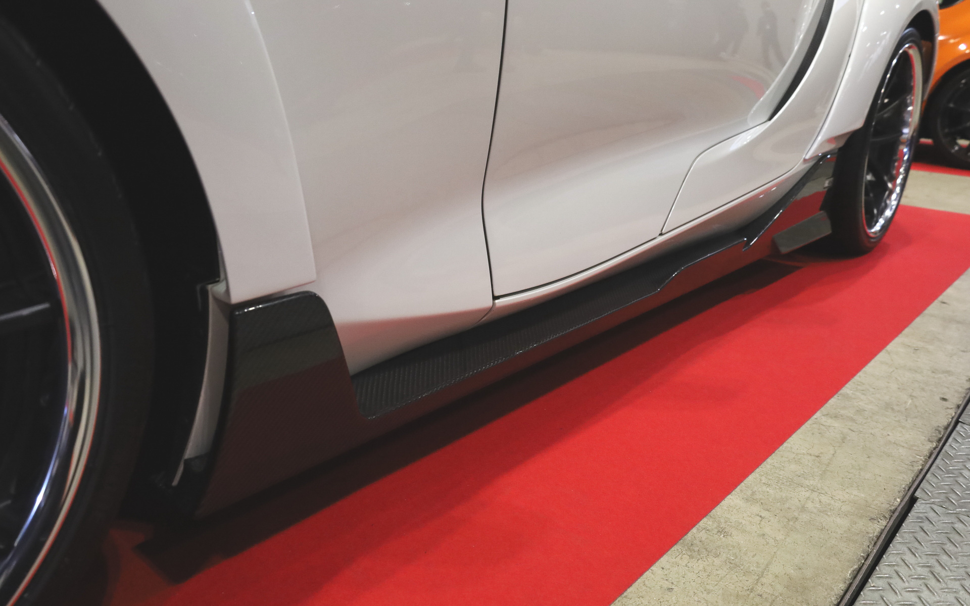 フロント、リアともにオーバーフェンダー化し全幅を拡張