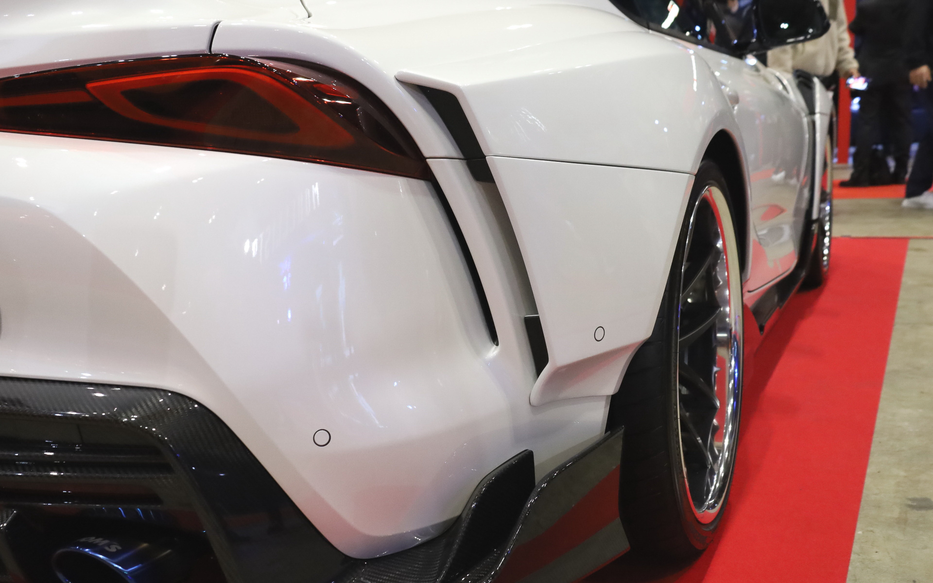 フロント、リアともにオーバーフェンダー化し全幅を拡張