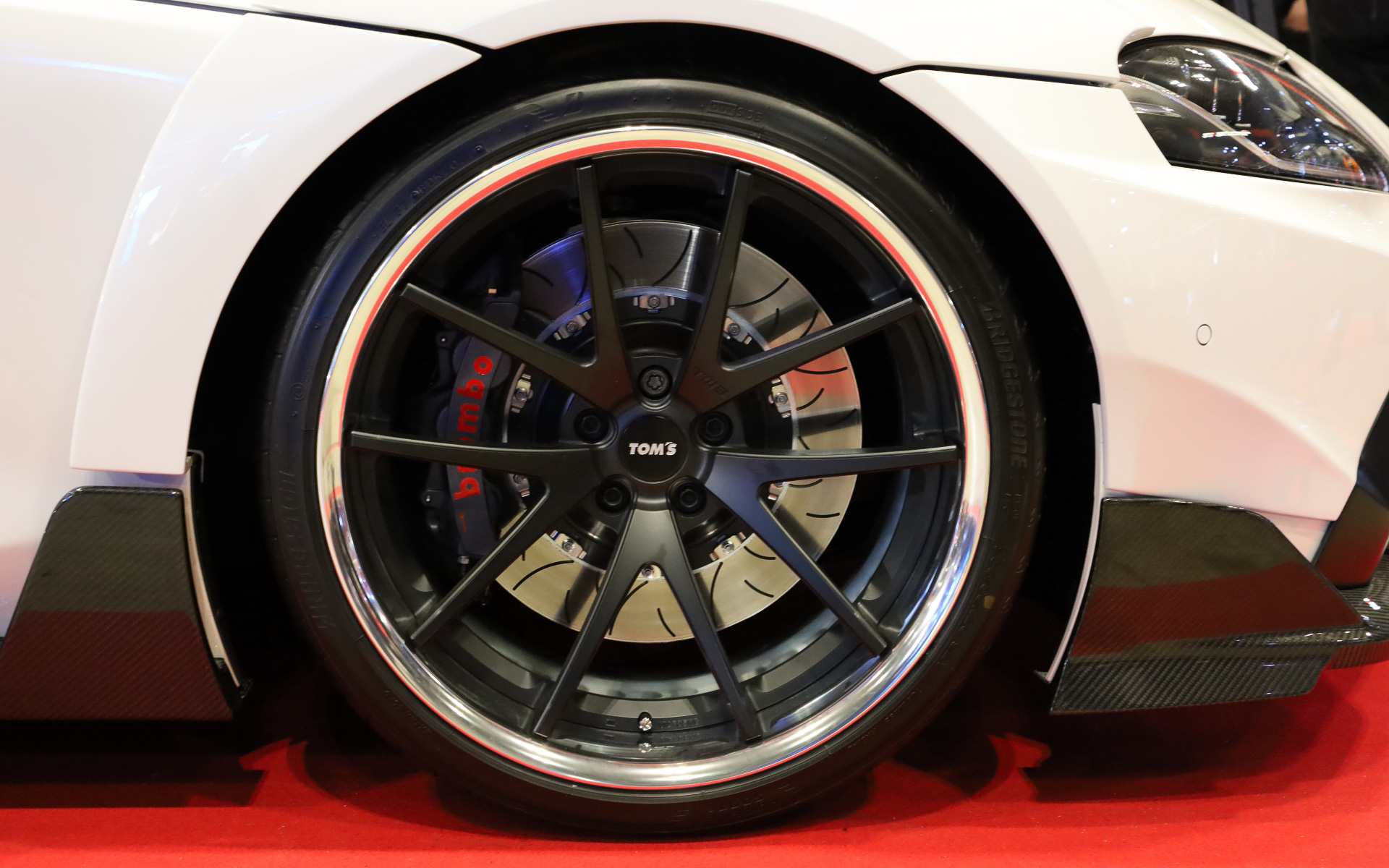 ホイールサイズはフロントが20×9.5J、リアが20×10.5J。ブレーキはブレンボGTSブレーキキットが装備される