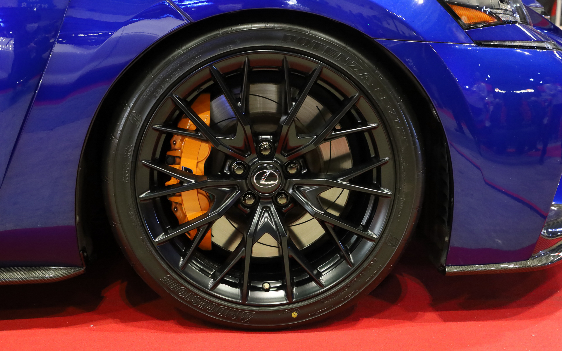 メンバーブレース、ロアボディブレースなどの補強パーツによってカッチリしたハンドリングとしなやかなサスペンションの動きを実現する