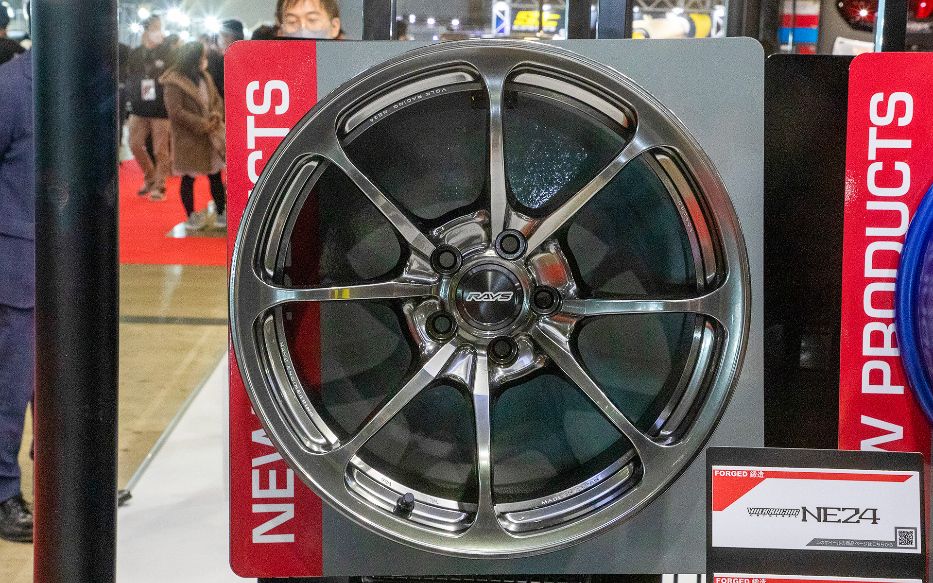 NE24のスポーク配置は独特。スポーク自体も細く見えるが最新の剛性理論に沿った作りなので問題ない