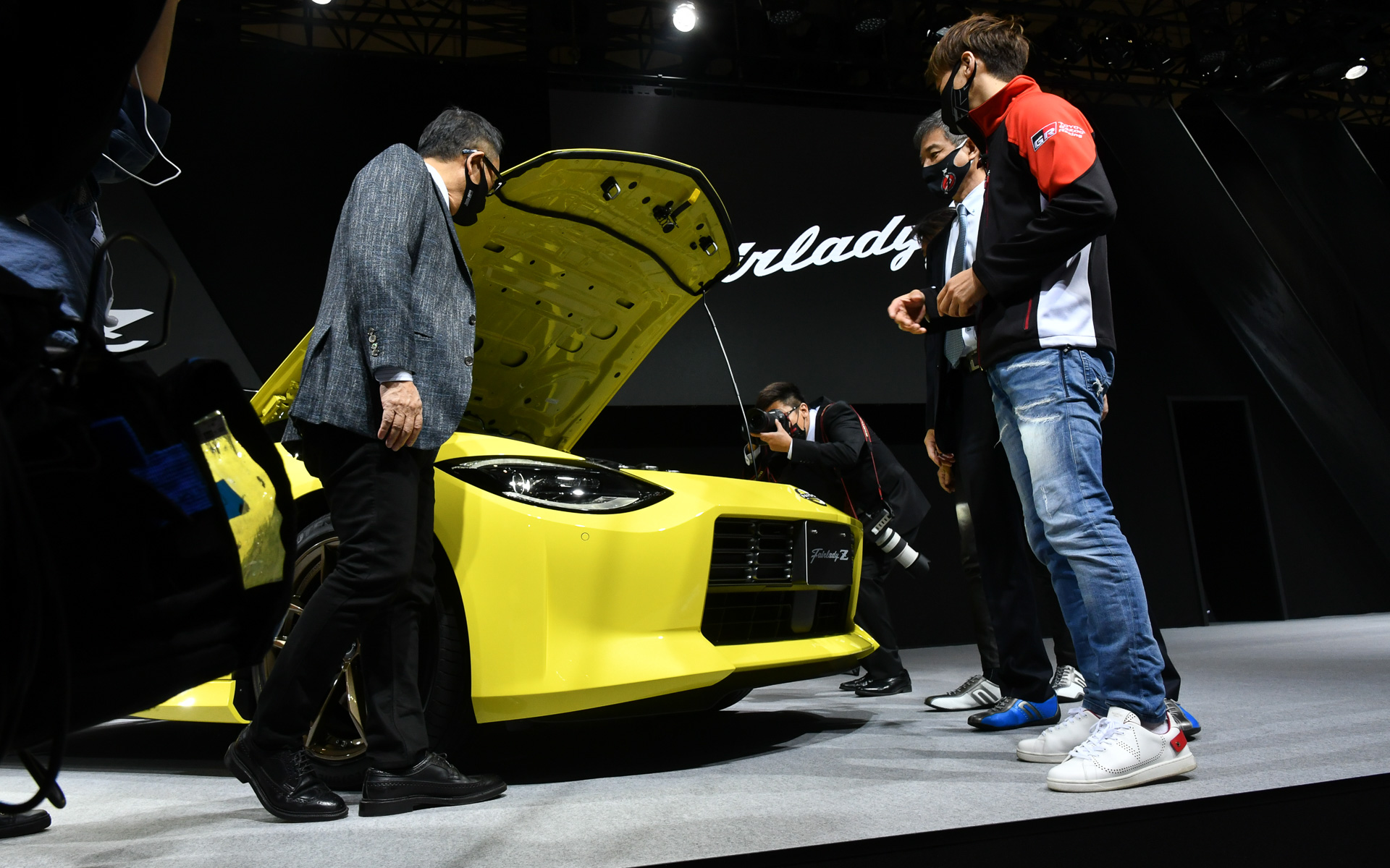 日産ブースで新型Zの説明を受ける御一行