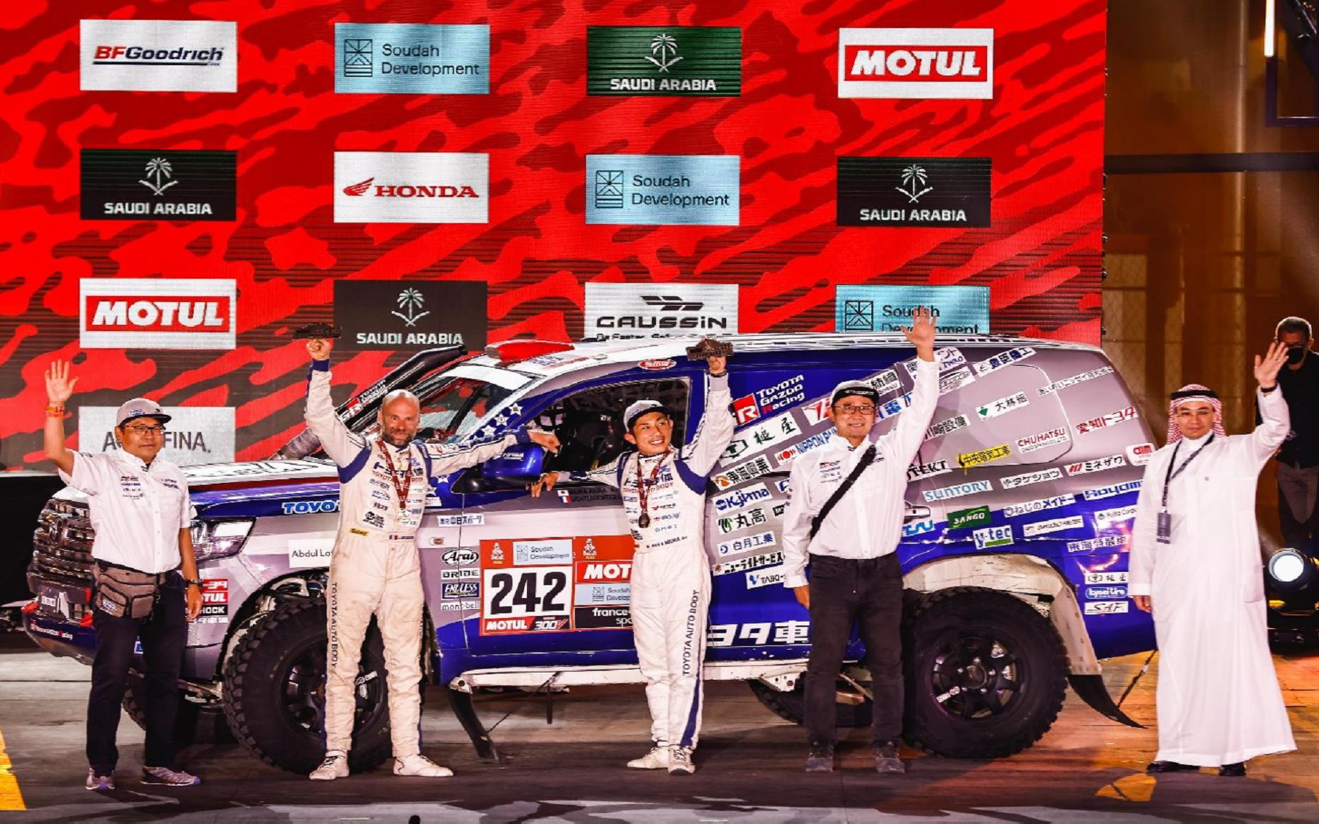 市販車部門で優勝したチームランドクルーザー・トヨタオートボデーの1号車