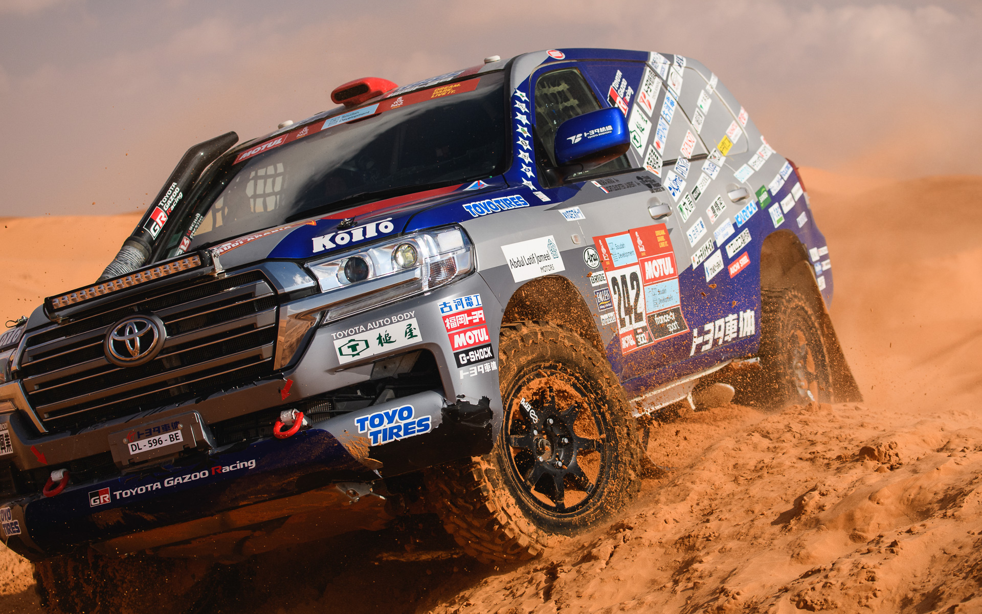 オープンカントリー M/T-R装着車両であるチームランドクルーザー・トヨタオートボデーのランドクルーザー