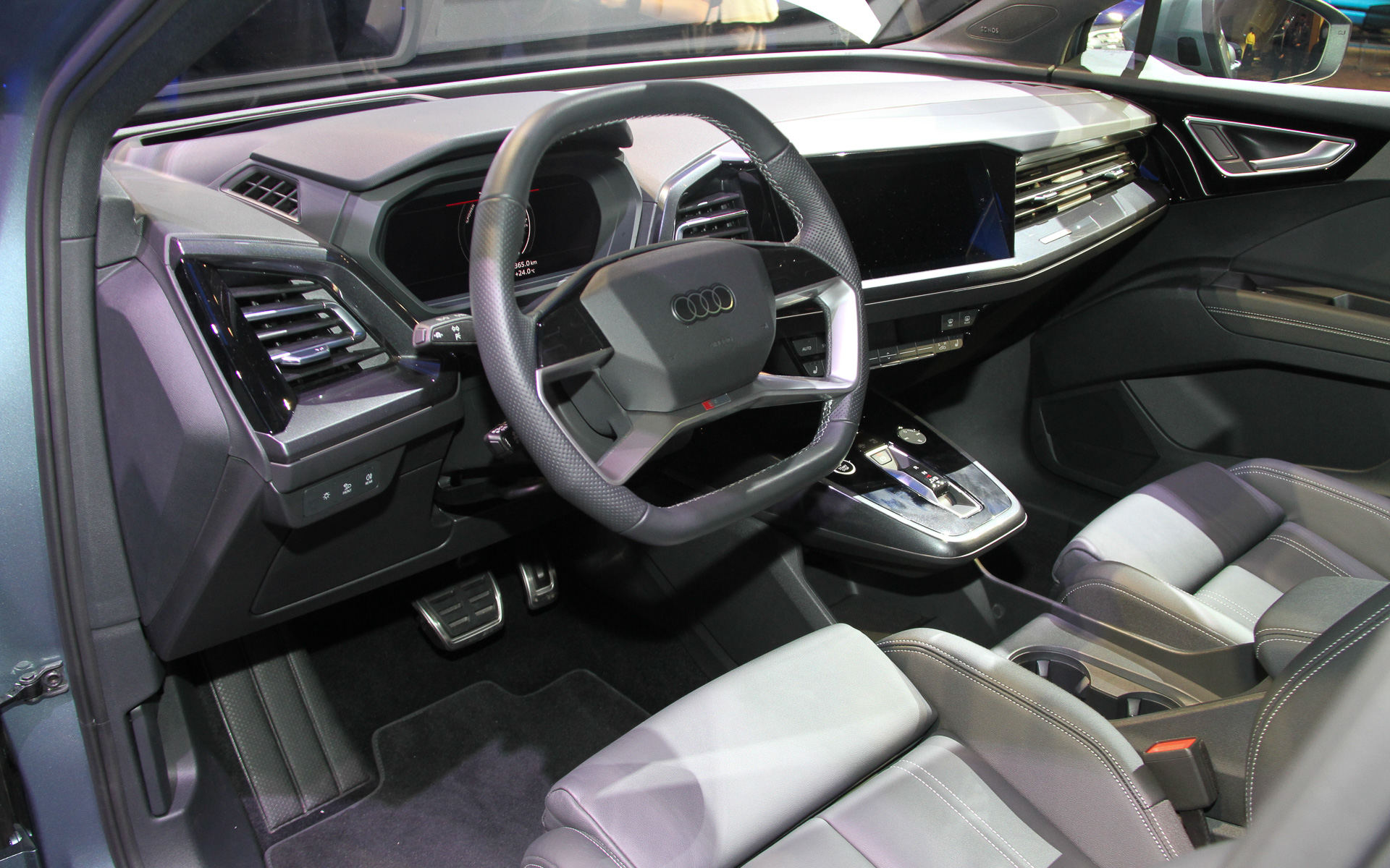 インテリアではセンタークラスターがドライバーに向けられたドライバーオリエンテッドなデザインを採用し、特徴的なセンターコンソールと専用デザインのシフターなどを装備する