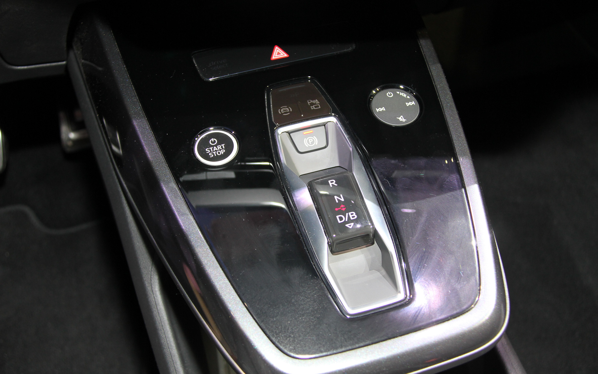 インテリアではセンタークラスターがドライバーに向けられたドライバーオリエンテッドなデザインを採用し、特徴的なセンターコンソールと専用デザインのシフターなどを装備する