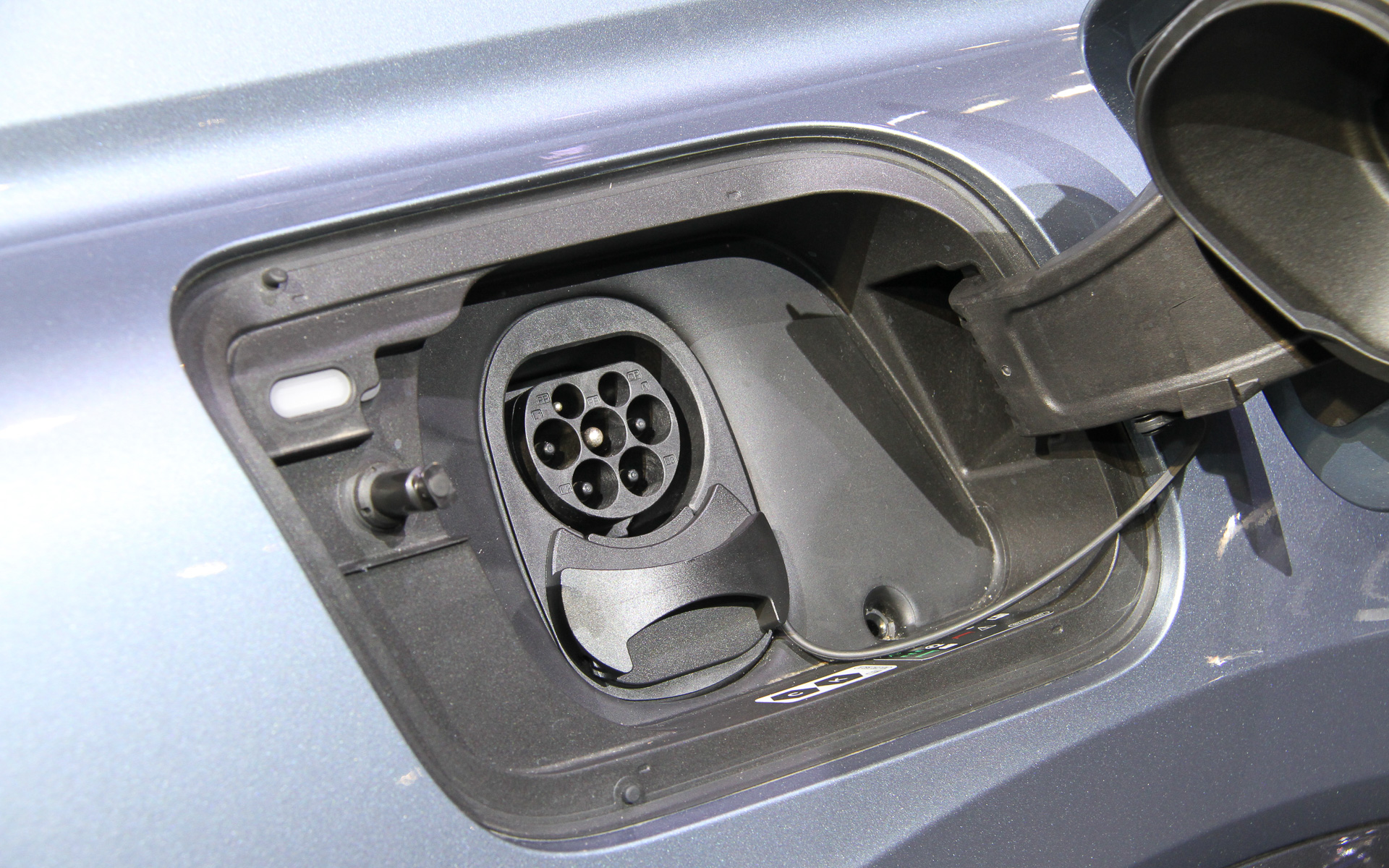 一充電走行距離は516km（欧州値）とし、急速充電はCHAdeMO規格の125kWに対応。200Vの普通充電は標準は3kWで、オプションとして最大8kWまで対応する