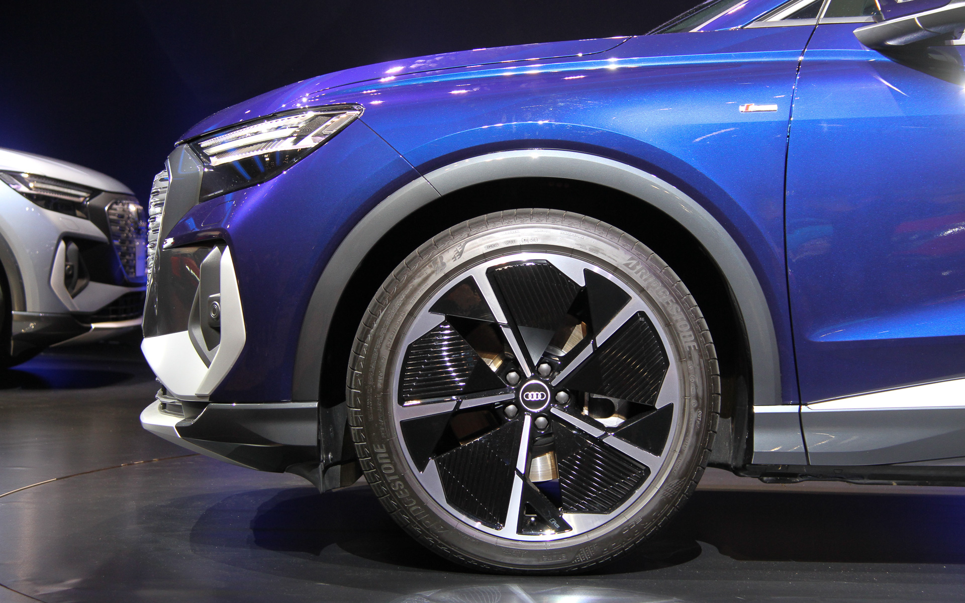 電動開閉式の冷却エアインレットやフロントスポイラーに対し垂直に配置されたディフレクター、立体的なホイールディフレクター、空力性能を最適化したデザインのエクステリアミラーハウジングなどによってCd値は0.28（Q4 スポーツバック e-tronは0.26）を実現