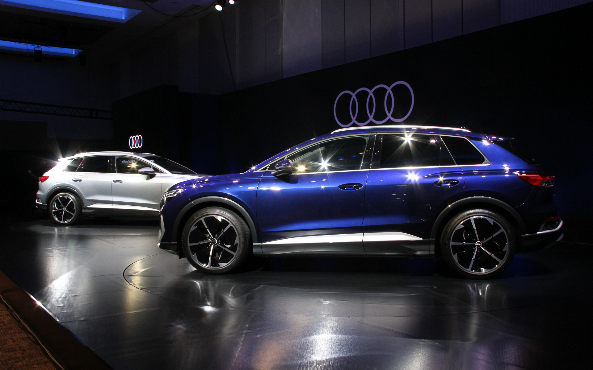 電動開閉式の冷却エアインレットやフロントスポイラーに対し垂直に配置されたディフレクター、立体的なホイールディフレクター、空力性能を最適化したデザインのエクステリアミラーハウジングなどによってCd値は0.28（Q4 スポーツバック e-tronは0.26）を実現