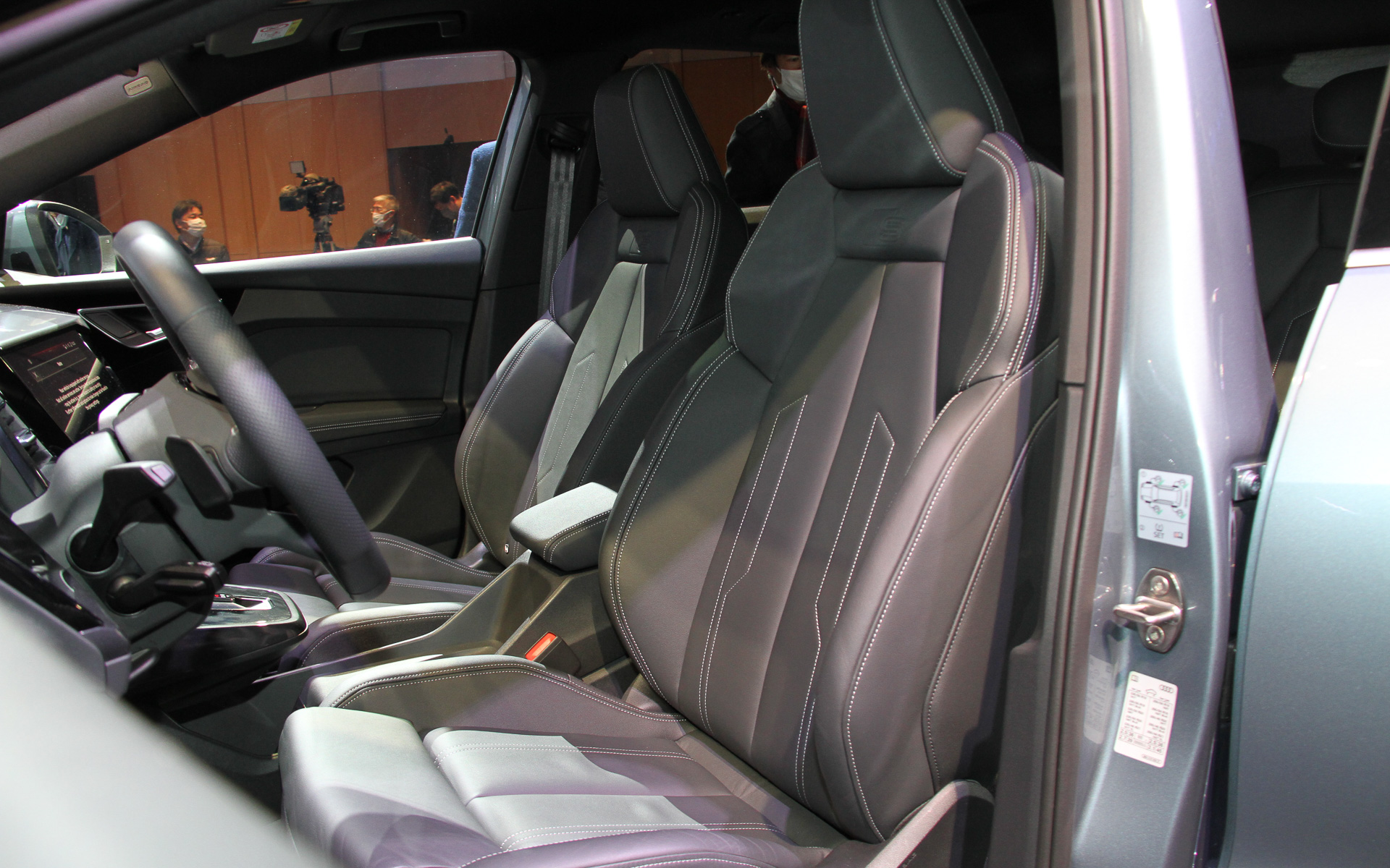 インテリアではセンタークラスターがドライバーに向けられたドライバーオリエンテッドなデザインを採用し、特徴的なセンターコンソールと専用デザインのシフターなどを装備する