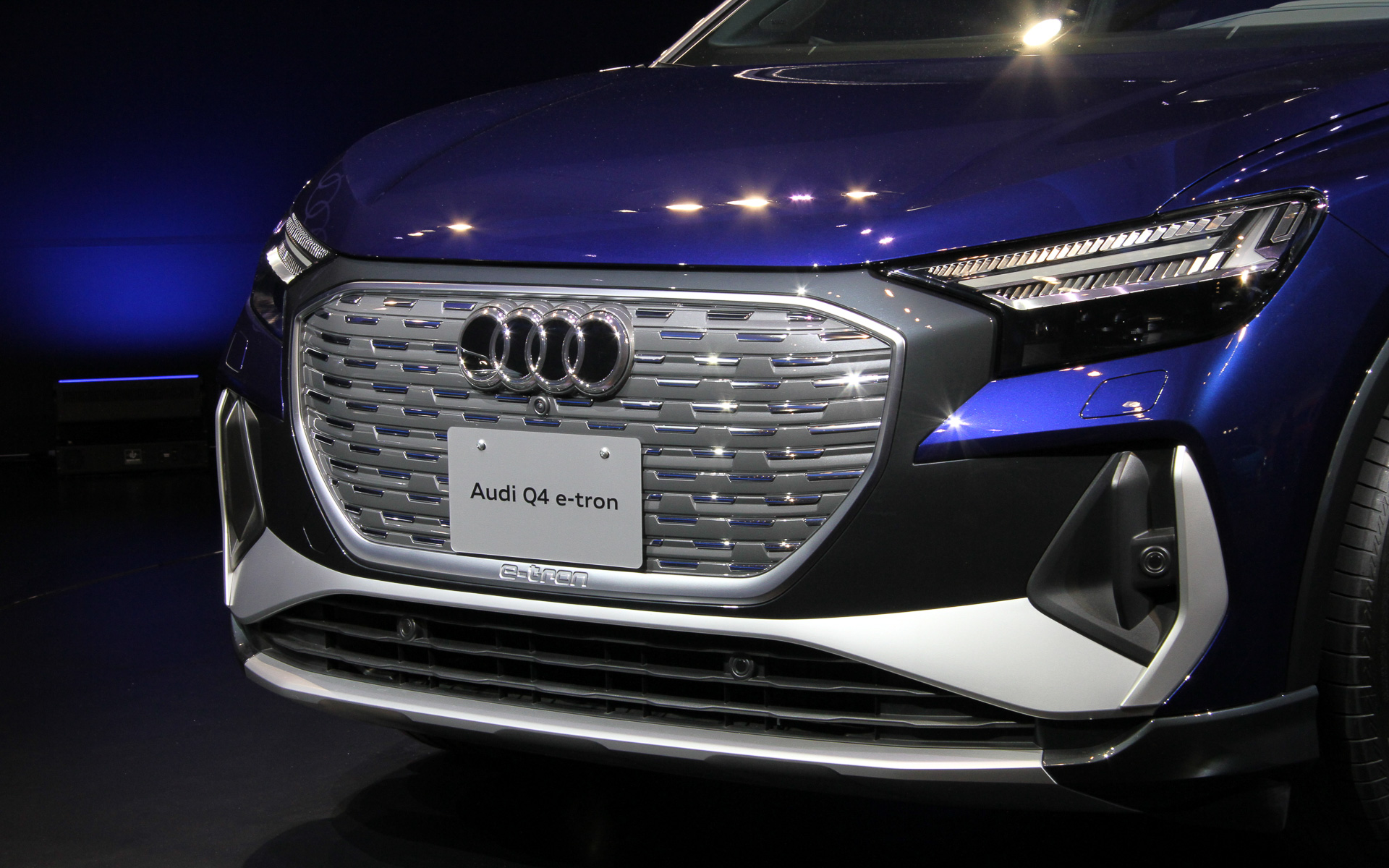 電動開閉式の冷却エアインレットやフロントスポイラーに対し垂直に配置されたディフレクター、立体的なホイールディフレクター、空力性能を最適化したデザインのエクステリアミラーハウジングなどによってCd値は0.28（Q4 スポーツバック e-tronは0.26）を実現